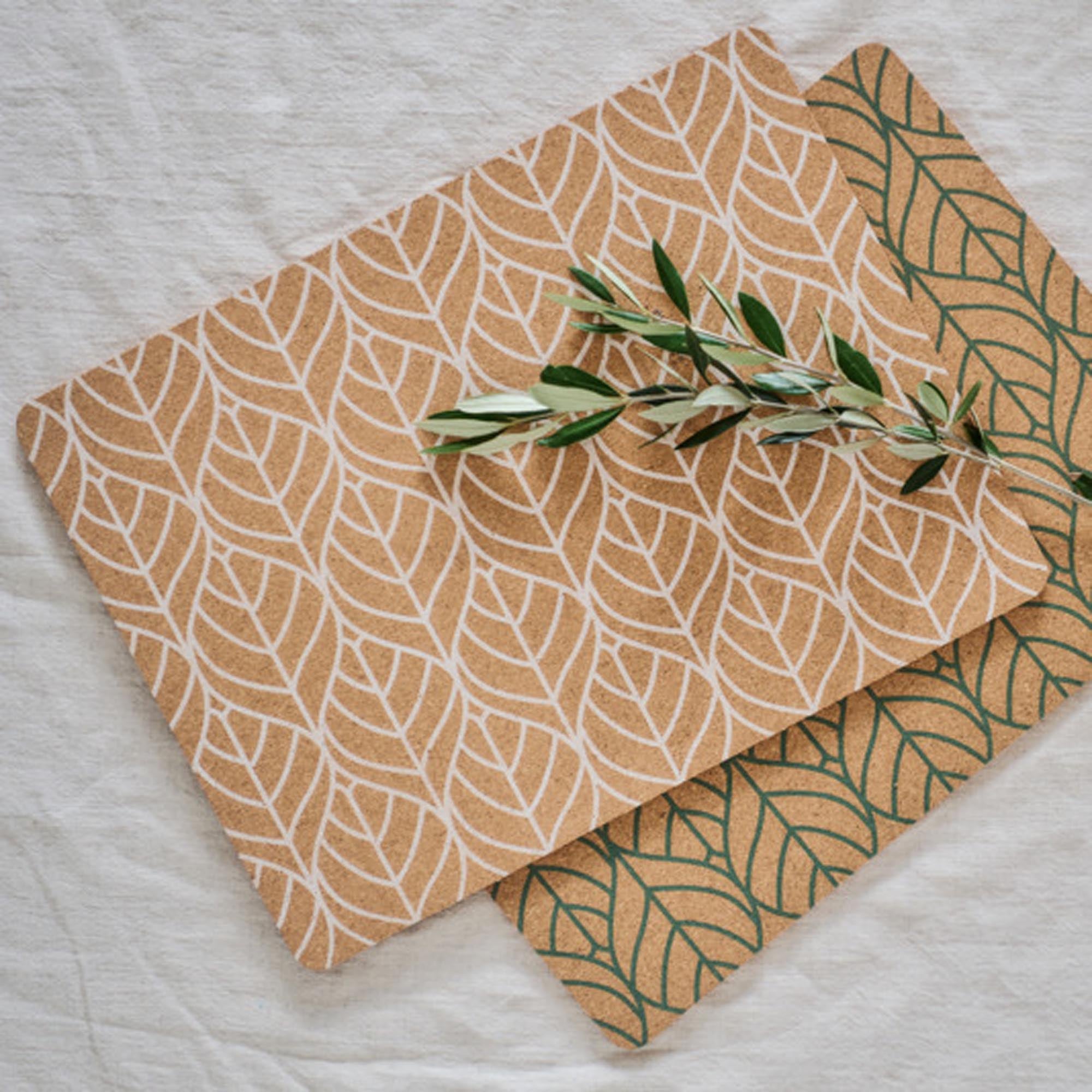Entdecken Sie das ZELLER Tischset Graphic Leave Kork in 40x30 cm – ein elegantes, nachhaltiges Kork-Set mit modernem Blattdesign, perfekt für jeden Esstisch.