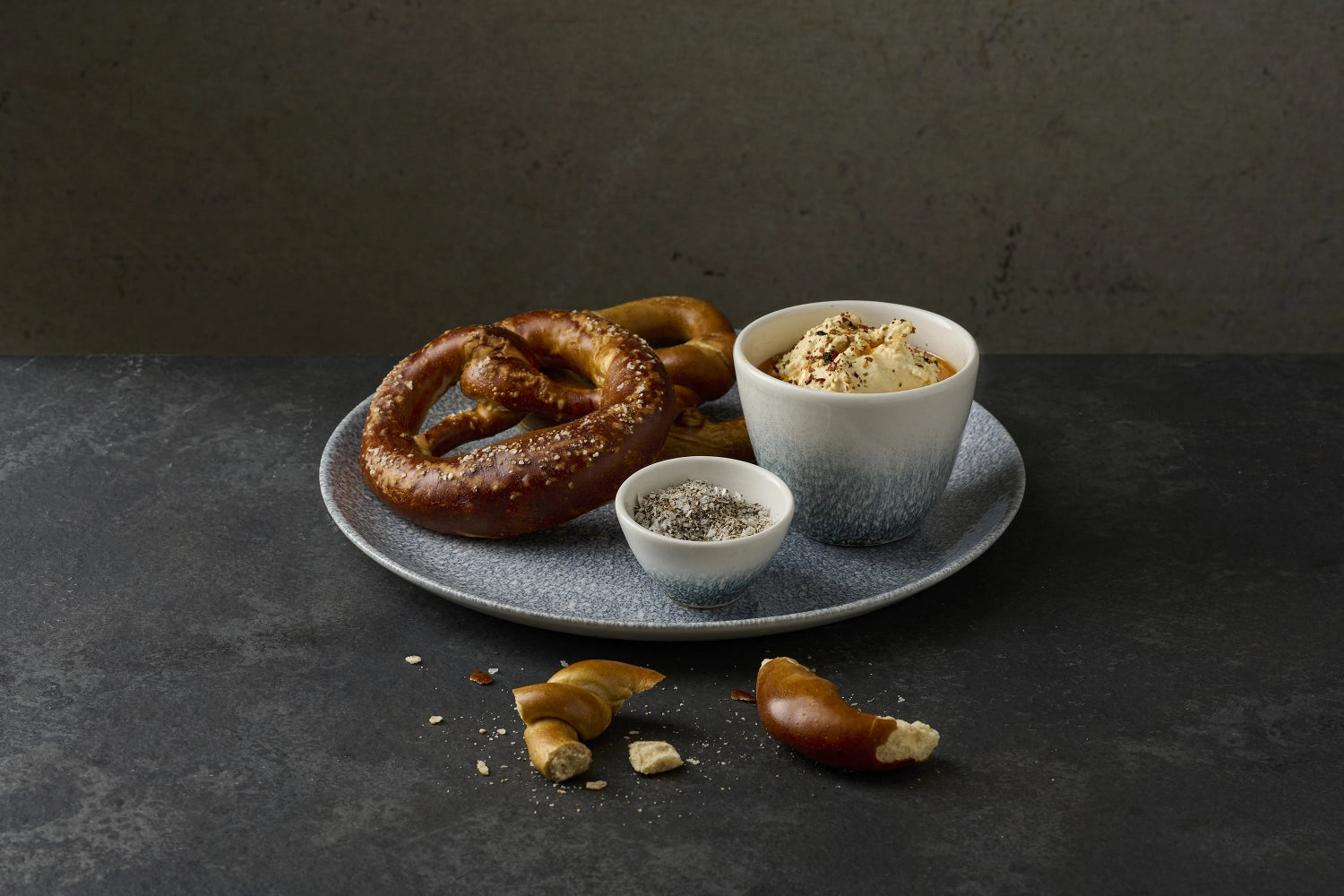 Die stilvolle Raku Nourish Dip Schale von Churchill (11cl, H5 cm) ist ideal für Dips und Beilagen. Hochwertiges Porzellan, kratzfest und hitzebeständig.