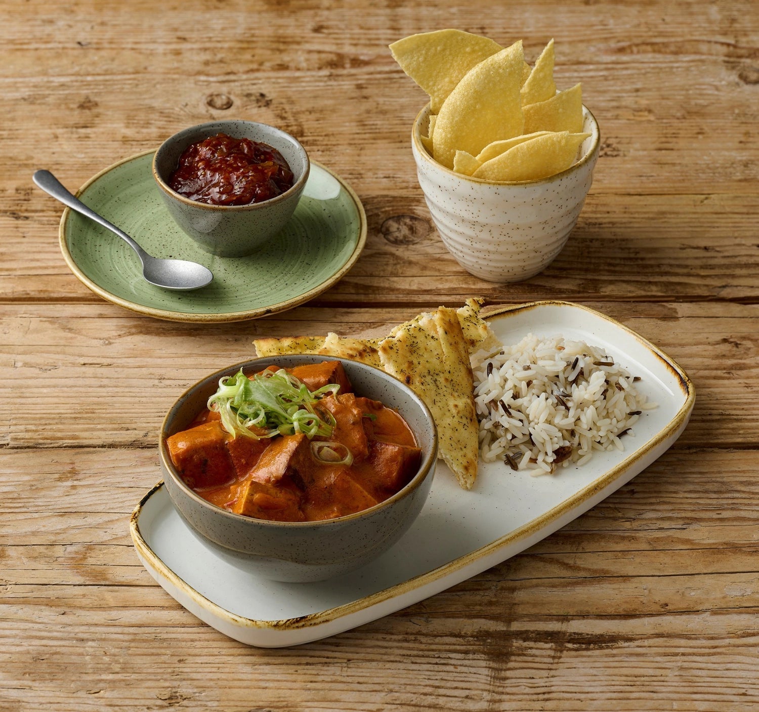 Die Stonecast Chefs Walled Oblong Platte in Barley Weiss von Churchill vereint stilvolles Design und Funktionalität. Ideal für kreative Anrichteideen.