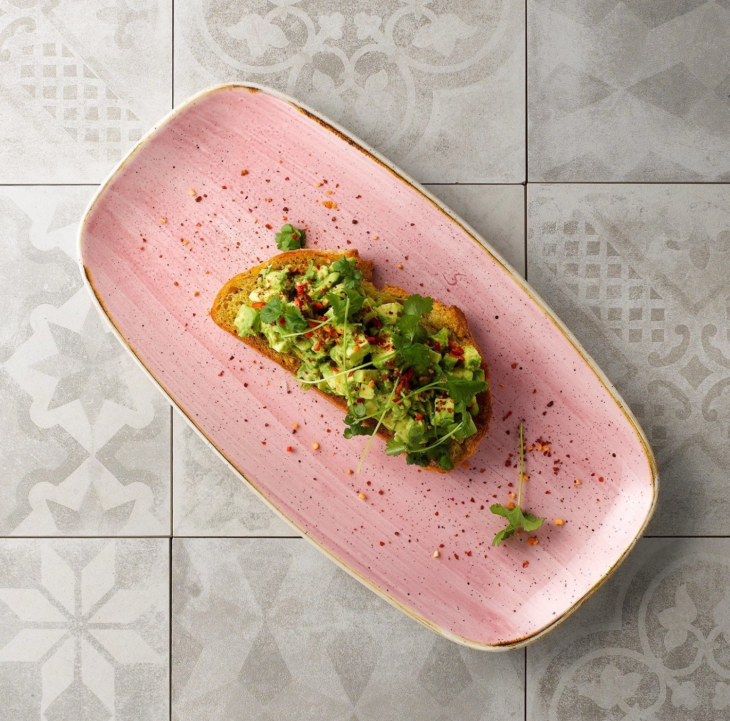 Die elegante Stonecast Chefs Walled Oblong Platte in Petal Pink (30x15,4 cm) von Churchill ist perfekt für stilvolle Tischdekorationen und vielseitige Anlässe.