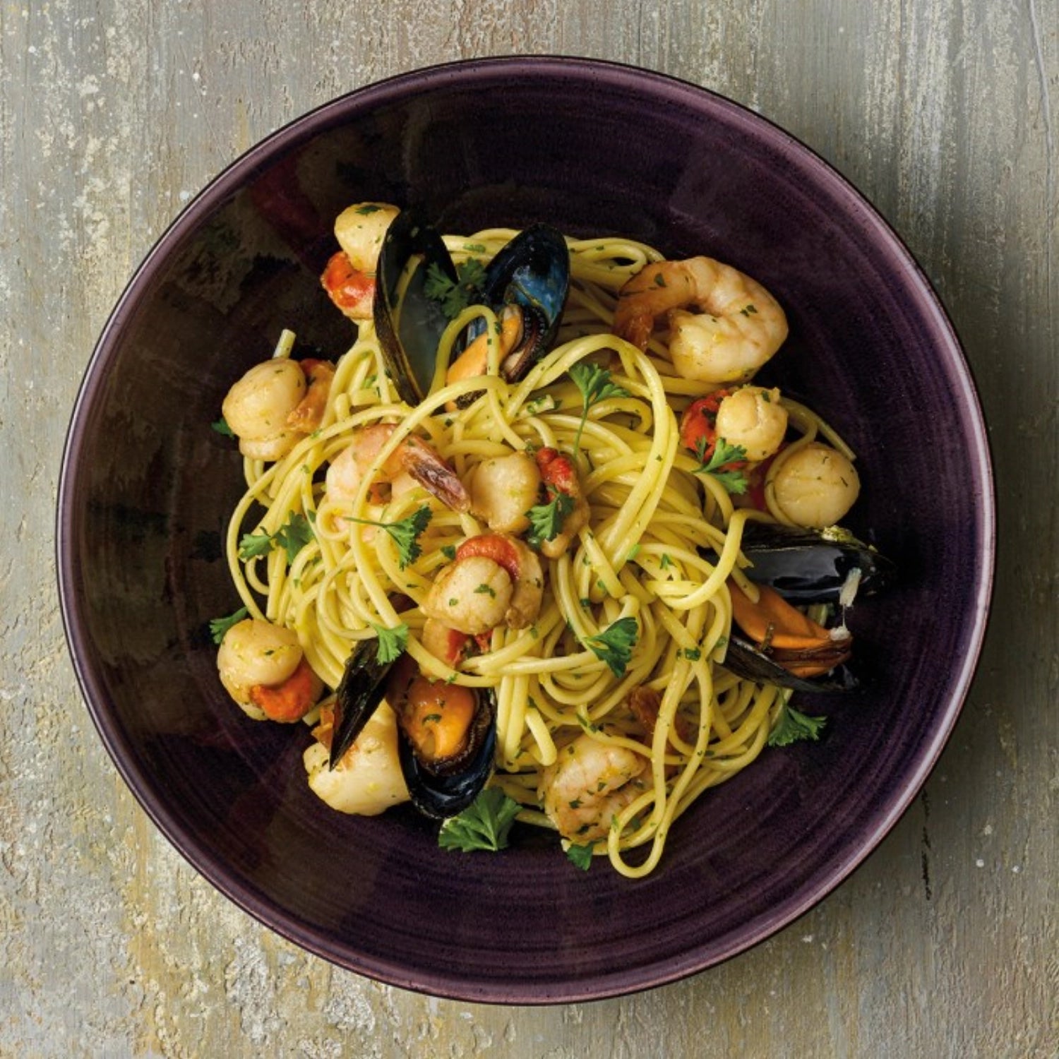 Entdecken Sie den Stonecast Patina Deep Purple Coupe Teller von Churchill. Ideal für Suppen und Vorspeisen, spülmaschinenfest und einzigartig im Design.