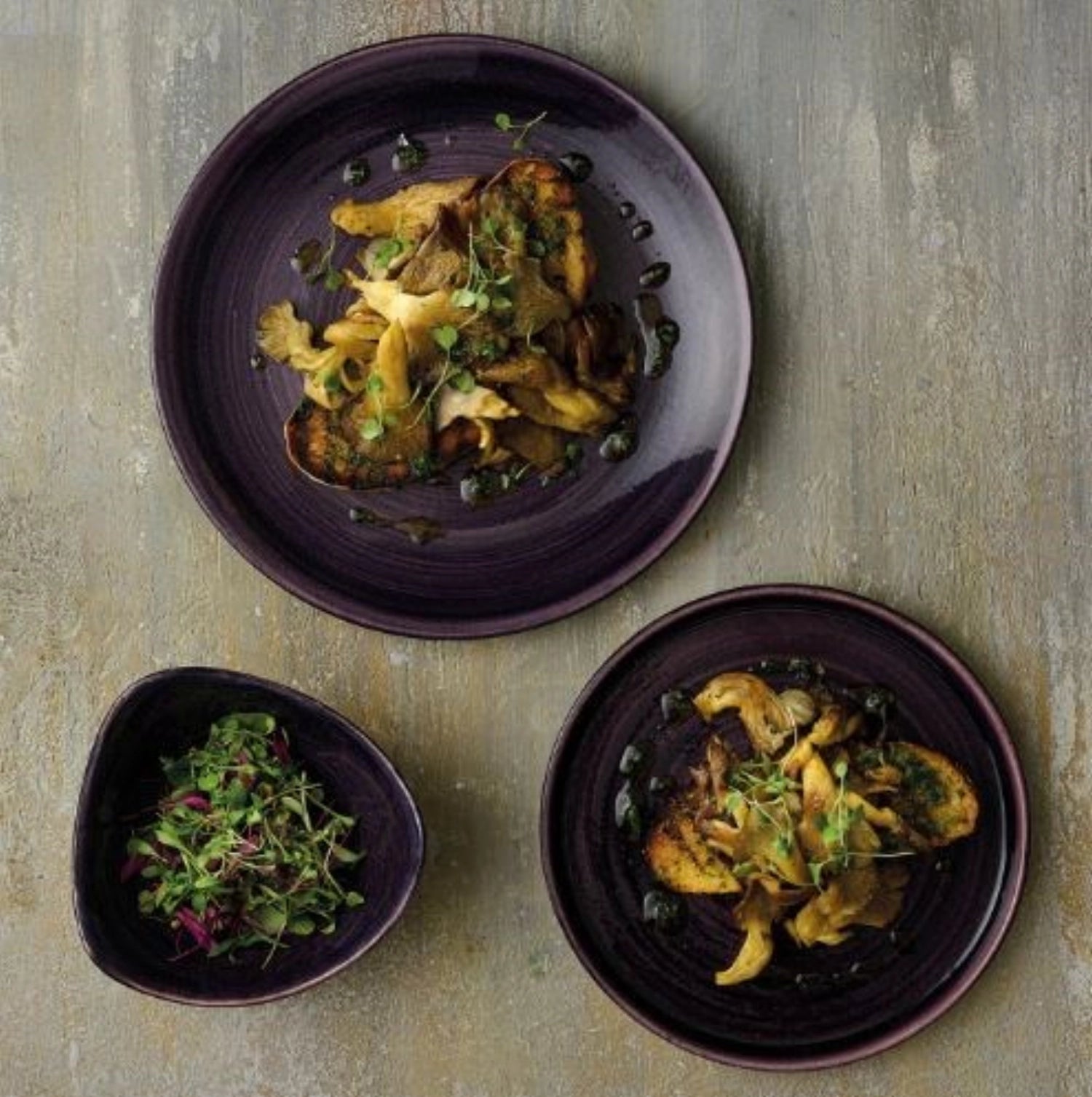 Verleihen Sie Ihrem Tisch mit dem Stonecast Patina Deep Purple Triangel Teller von Churchill einen Hauch von Eleganz. Ideal für kreative Anrichteideen!