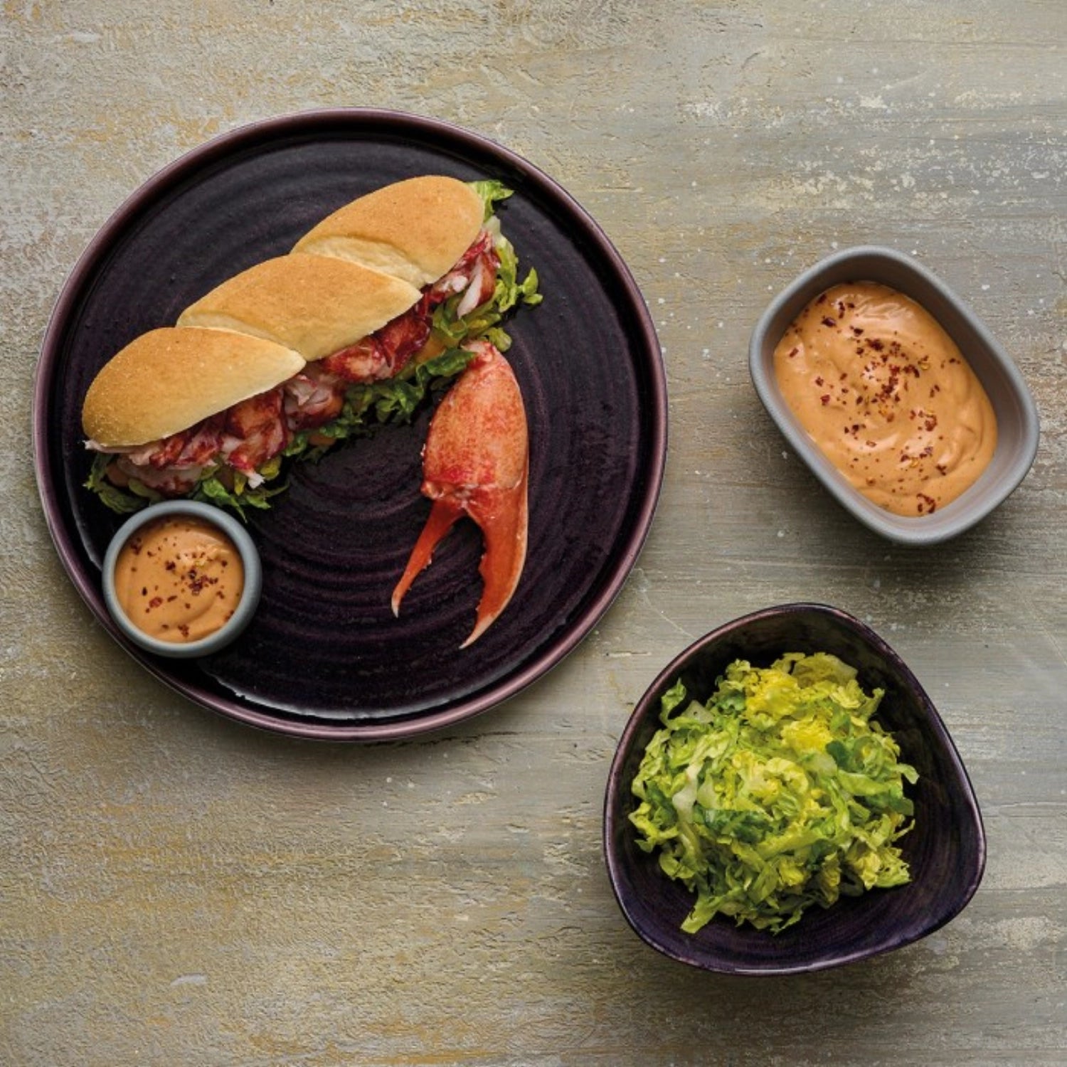 Entdecken Sie die Stonecast Patina Triangel Schüssel in tiefem Violett (15,3 cm) von Churchill – stilvoll, langlebig und perfekt für jede Tischdekoration.