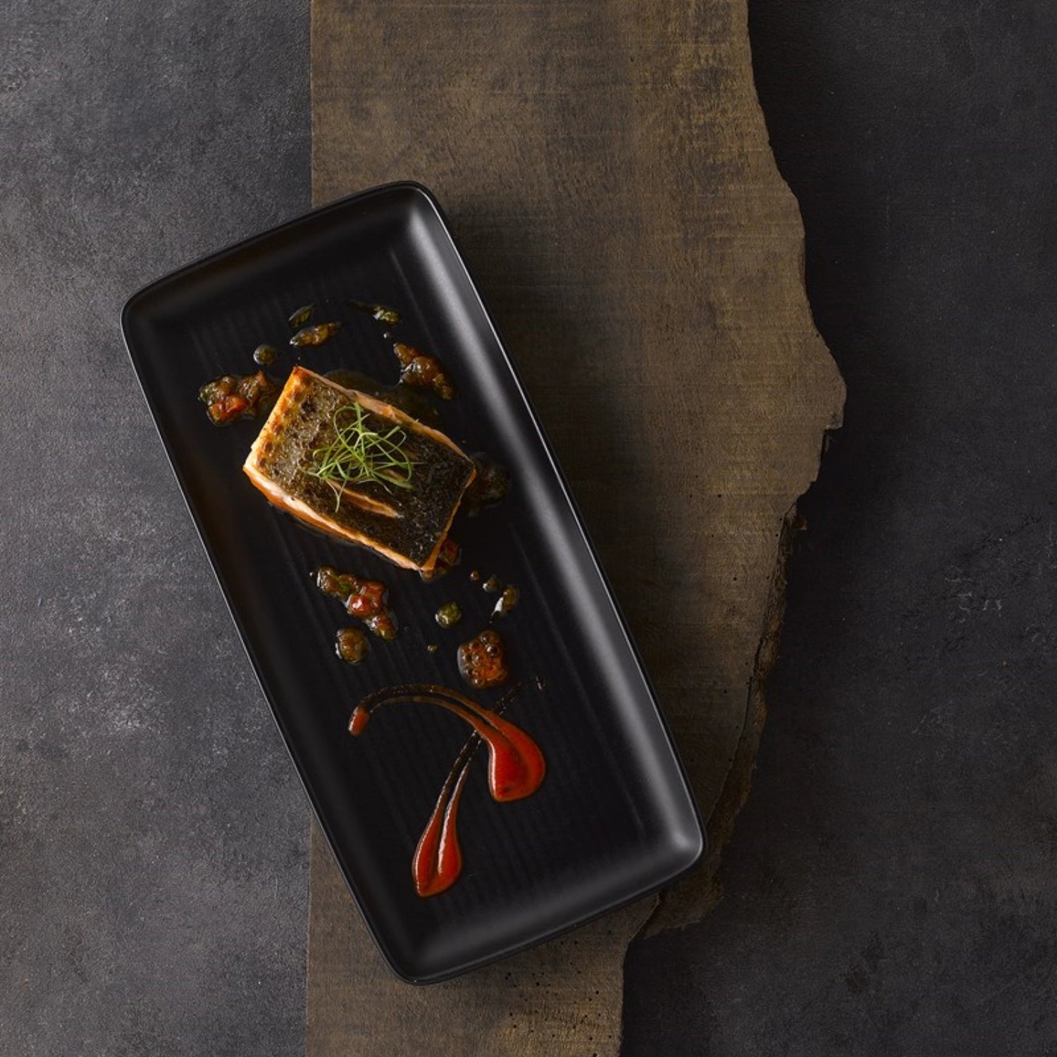 Das Evo Jet Tablett (36x17.1cm) von Churchill vereint stilvolles Design und Funktionalität. Perfekt für Gastronomie und Zuhause, spülmaschinenfest.