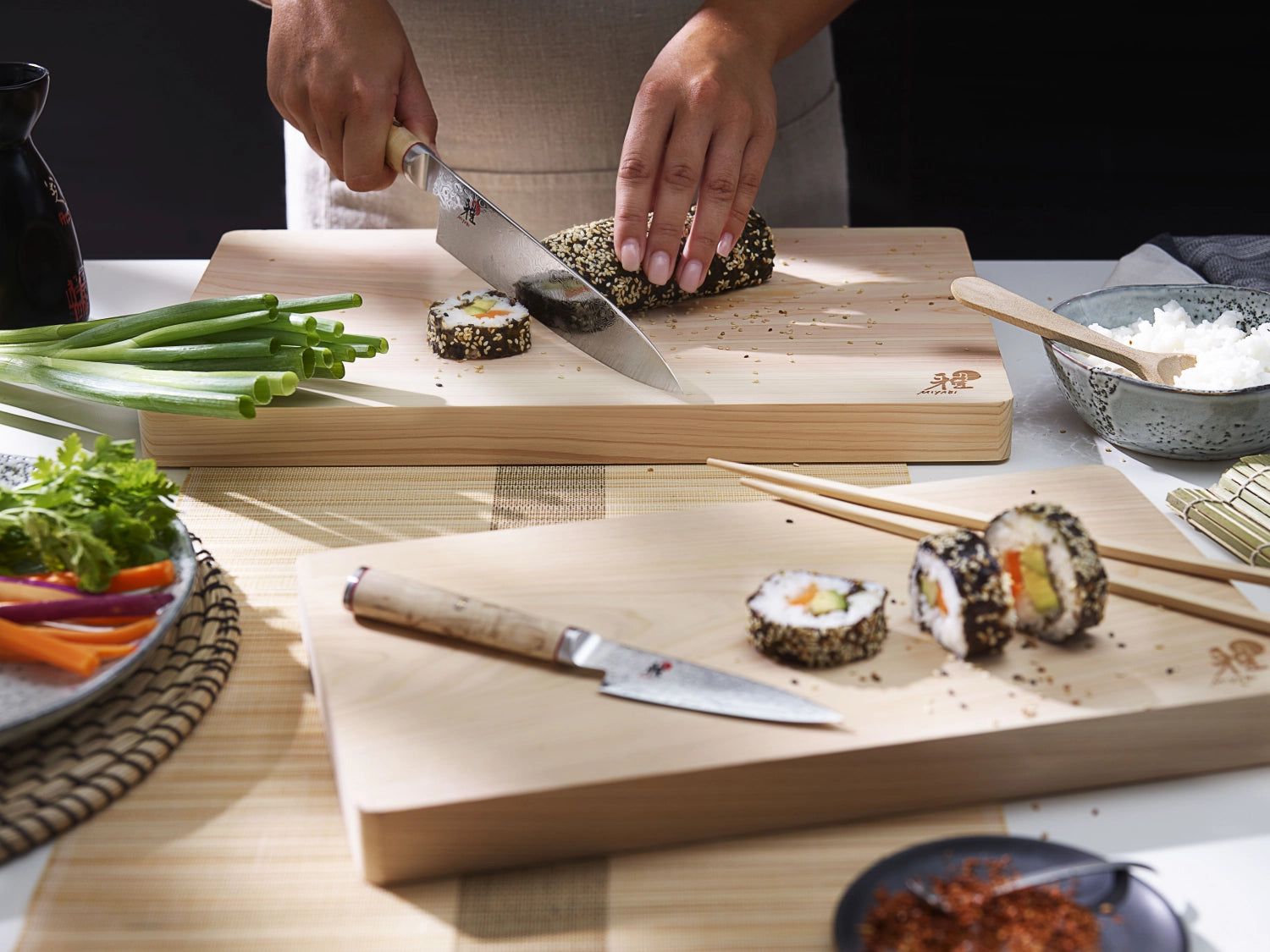 Erleben Sie das MIYABI 5000MCD GYUTOH 200mm: Exquisite MC66-Stahlklinge, handgefertigt für herausragende Schärfe und Komfort in Ihrer Kochkunst.