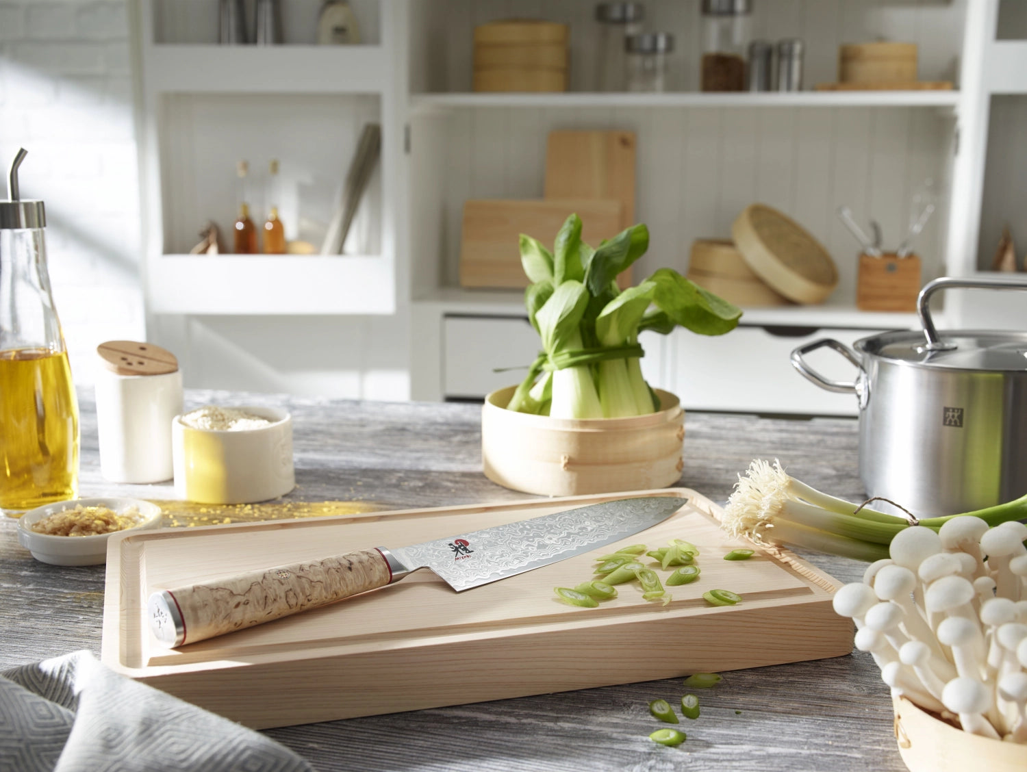 Erleben Sie das MIYABI 5000MCD SANTOKU 180mm – ein elegantes Küchenmesser aus hochwertigem MC66-Stahl, perfekt für präzise Schneidetechniken.