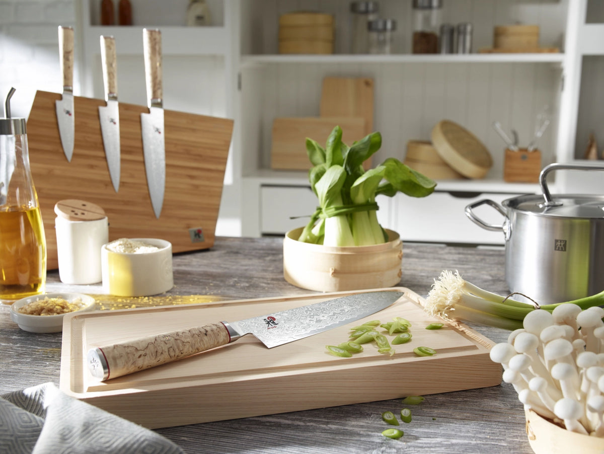 MIYABI 5000MCD SANTOKU, 180mm in Braun präsentiert im Onlineshop von KAQTU Design AG. Damastmesser ist von Miyabi