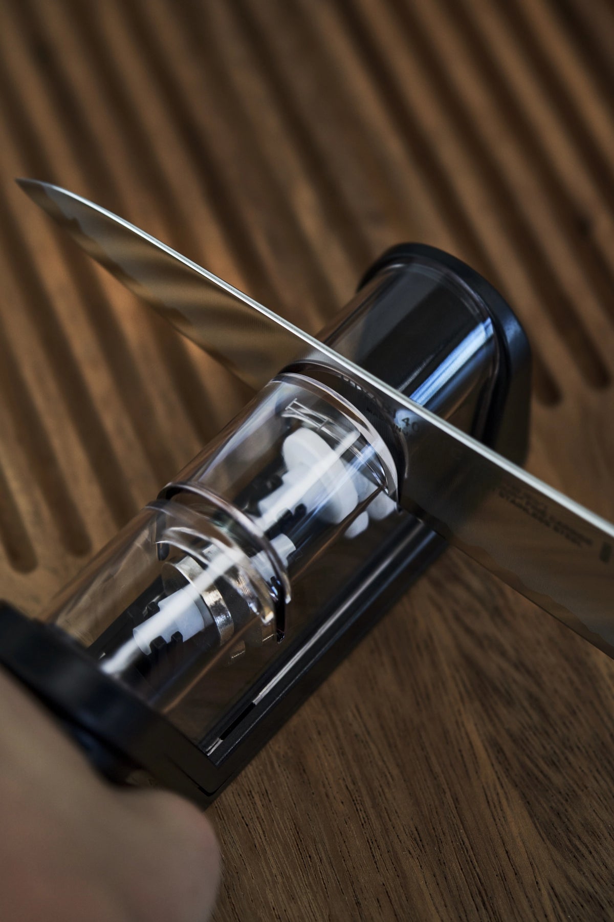 Miyabi Messerschärfer (Diamant- und Keramikrolle) in Schwarz präsentiert im Onlineshop von KAQTU Design AG. Damastmesser ist von Miyabi