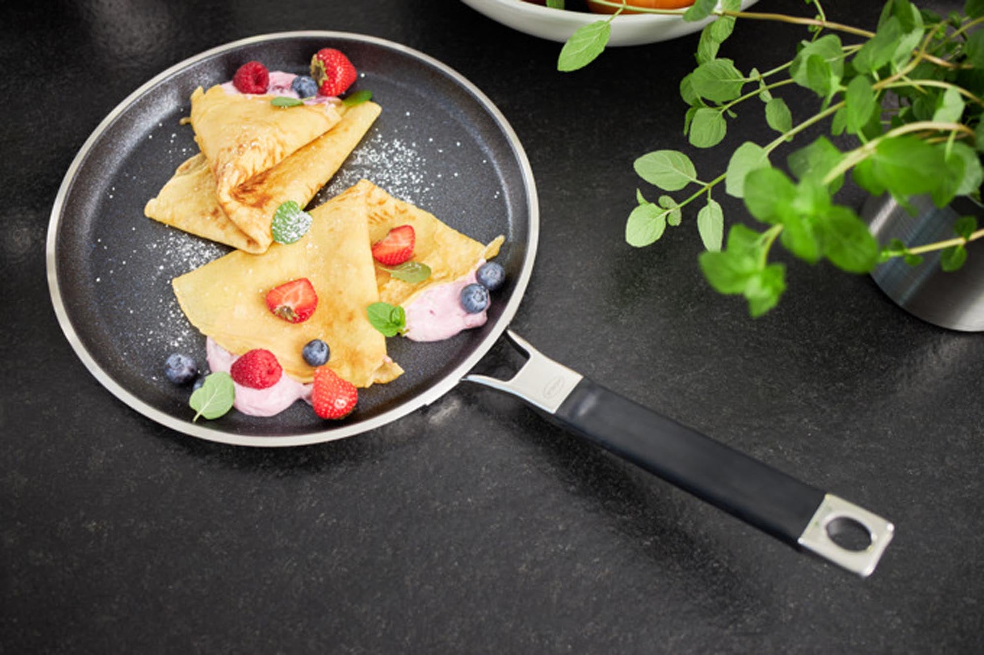 Entdecken Sie die RÖSLE Crêpespfanne SilencePro ProResist (ø 28 cm) – ideal für perfekte Crêpes, müheloses Wenden und vielseitige Zubereitung.
