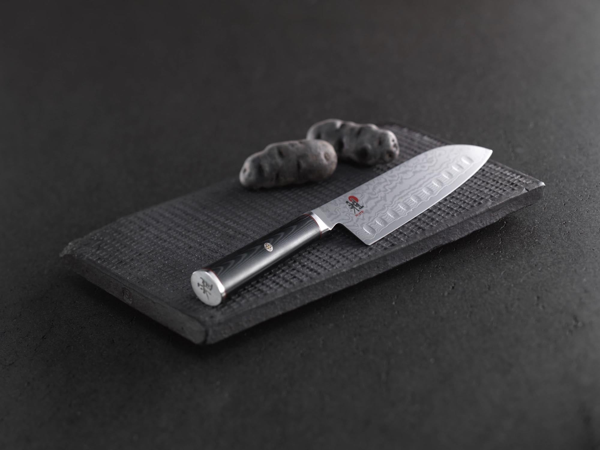 Entdecken Sie das MIYABI 5000FCD Gyutoh 200 mm – ein Meisterwerk der japanischen Klingenkunst, das exzellente Schärfe und Ergonomie vereint.