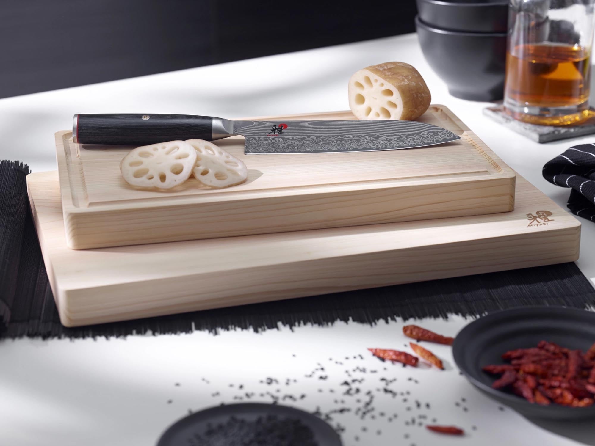 MIYABI 5000FCD Brotmesser, 240 mm: Präzise Klingenführung und herausragende Schärfe für perfekte Brotscheiben.