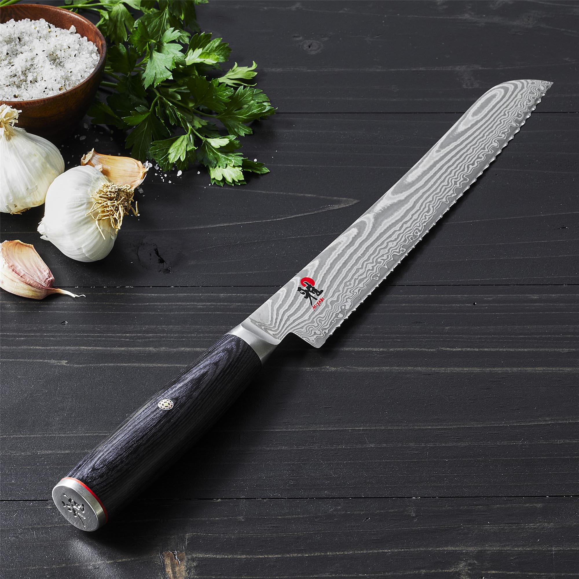 Elegantes MIYABI Brotmesser 240mm: Präzision für perfekte Schnitte.