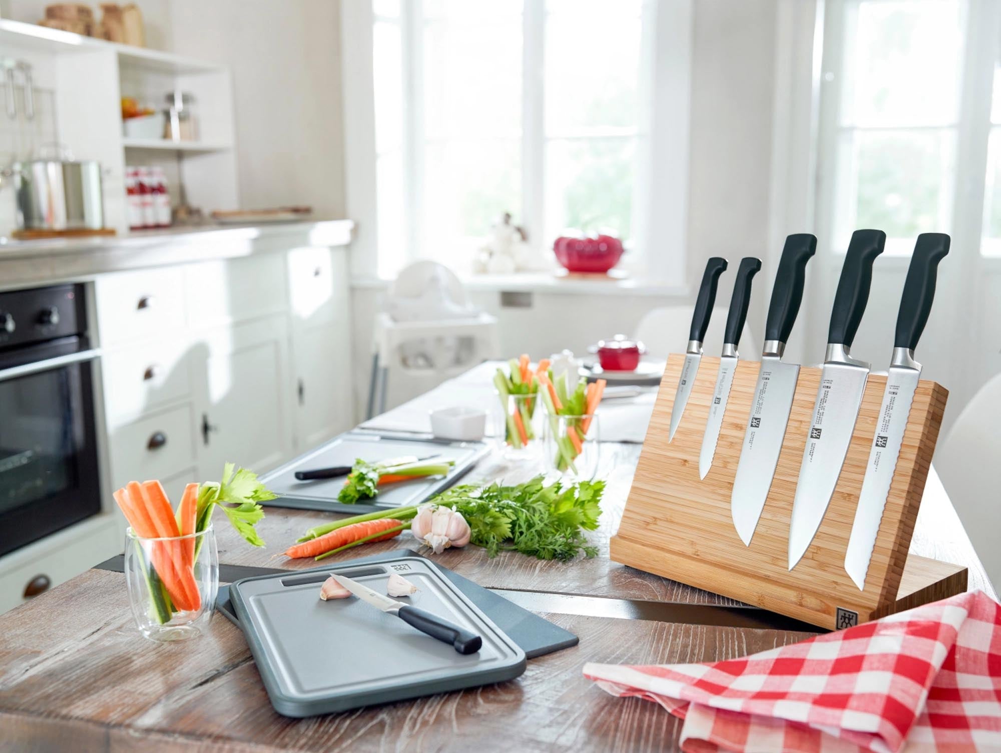 Entdecken Sie das 3-teilige Four Star Messerset von Zwilling Kitchen – ideal für präzises Schneiden von Fleisch, Gemüse und mehr.