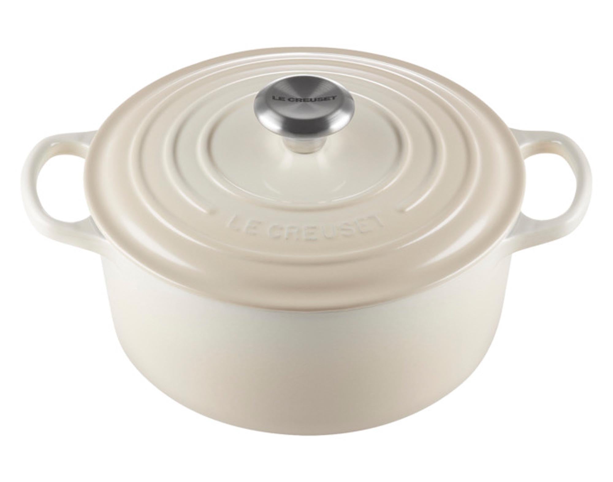 LE CREUSET Bräter Signature rund meringue 26 cm in ArtikelNummer präsentiert im Onlineshop von KAQTU Design AG. Topf ist von LE CREUSET