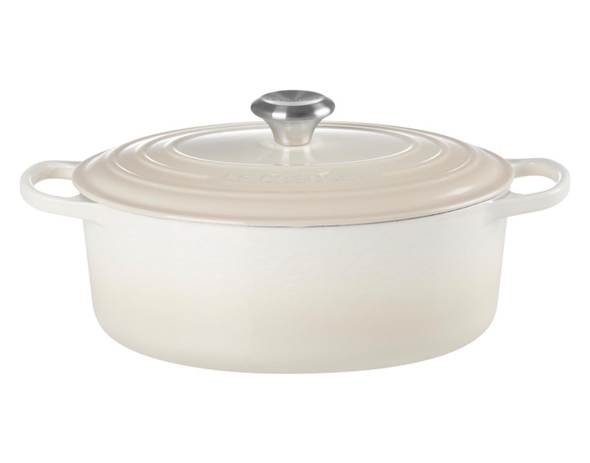 Entdecken Sie den LE CREUSET Bräter Signature oval meringue 31 cm – ideal für Fleisch, Aufläufe und Eintöpfe. Hochwertiges Gusseisen, pflegeleicht und stilvoll.