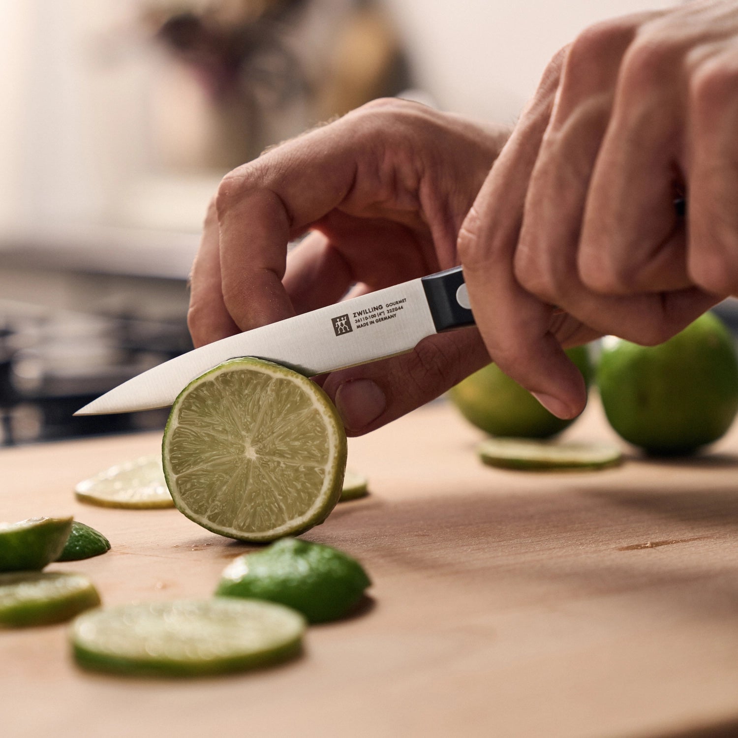 Hochwertiges ZWILLING Gourmet Schälmesser mit 100 mm Klinge, ideal zum Schälen und Schneiden von Obst und Gemüse, ergonomischer Griff für präzise Handhabung.