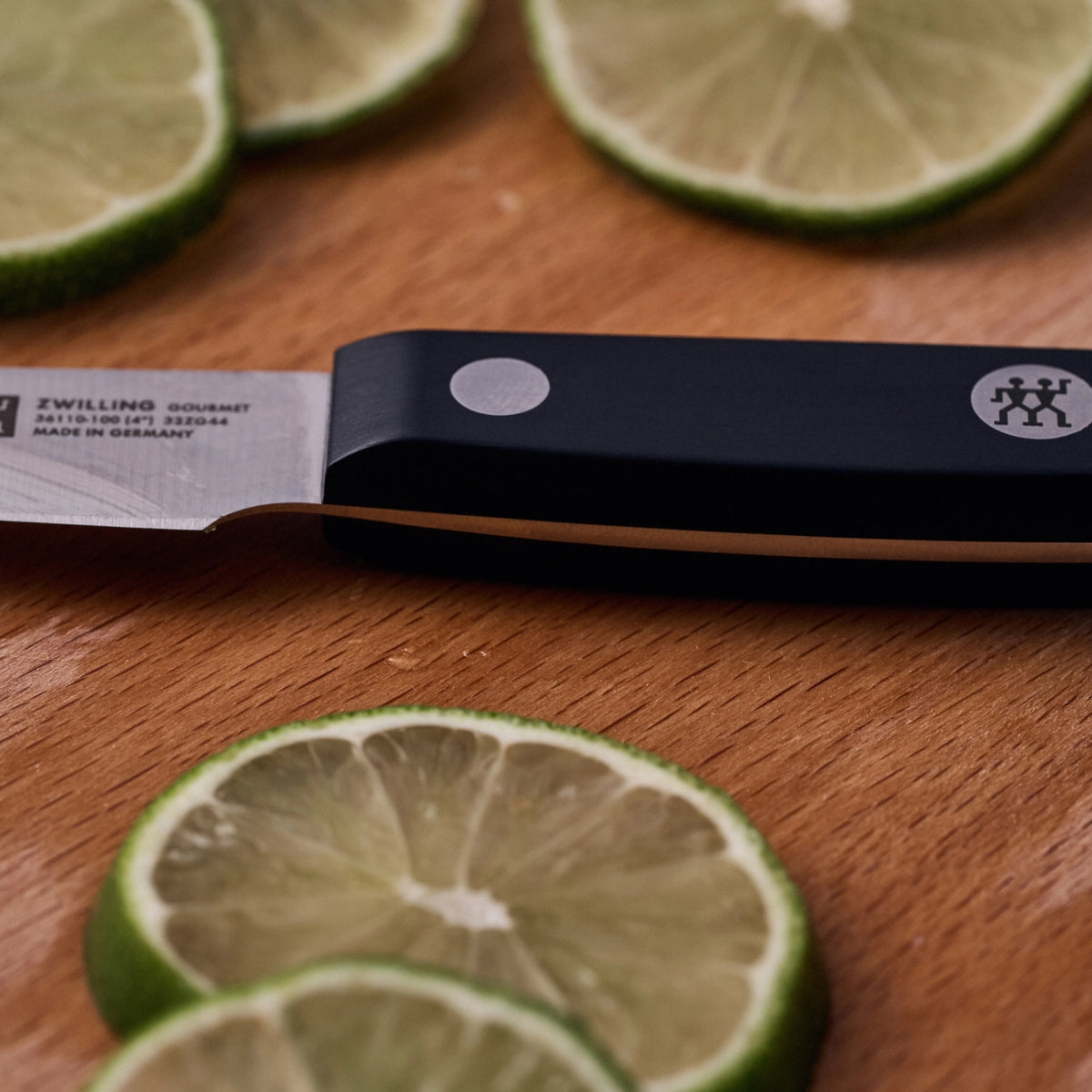 ZWILLING Gourmet Schälmesser, 100 mm in Schwarz präsentiert im Onlineshop von KAQTU Design AG. Küchenmesser ist von Zwilling Kitchen