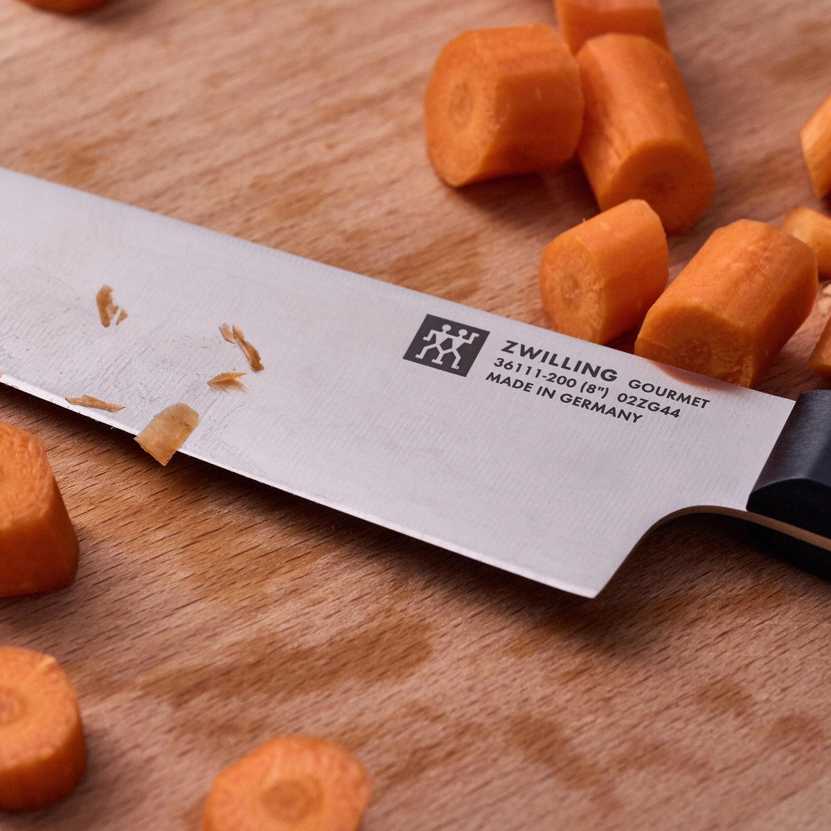 ZWILLING Gourmet Kochmesser, 200 mm in Schwarz präsentiert im Onlineshop von KAQTU Design AG. Küchenmesser ist von Zwilling Kitchen
