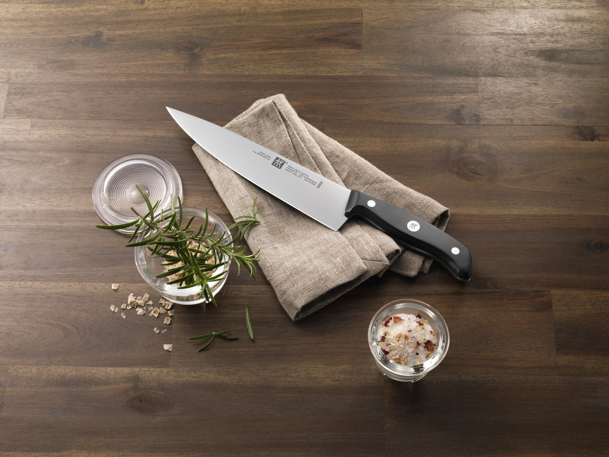 ZWILLING Gourmet Kochmesser, 200 mm in Schwarz präsentiert im Onlineshop von KAQTU Design AG. Küchenmesser ist von Zwilling Kitchen