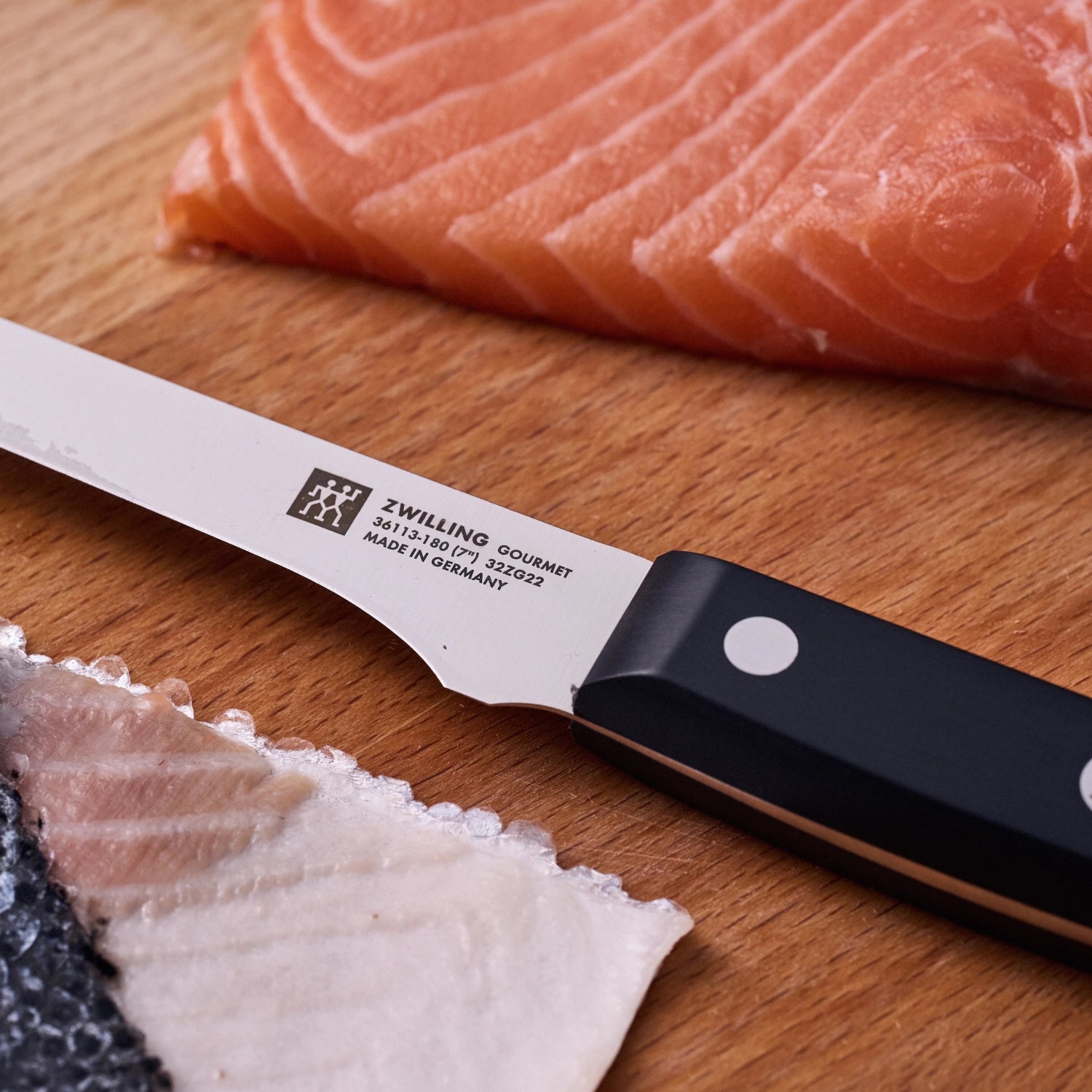 Hochwertiges ZWILLING Gourmet Filiermesser 180mm, ideal zum präzisen Filetieren von Fisch und Fleisch, mit ergonomischem Griff für optimalen Komfort.
