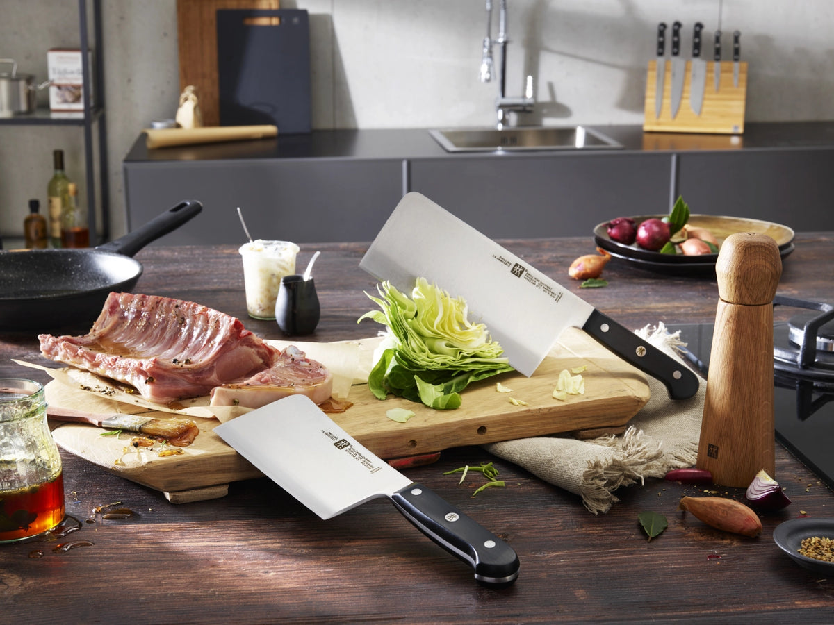 ZWILLING Gourmet Hackmesser, 150 mm in Schwarz präsentiert im Onlineshop von KAQTU Design AG. Küchenmesser ist von Zwilling Kitchen