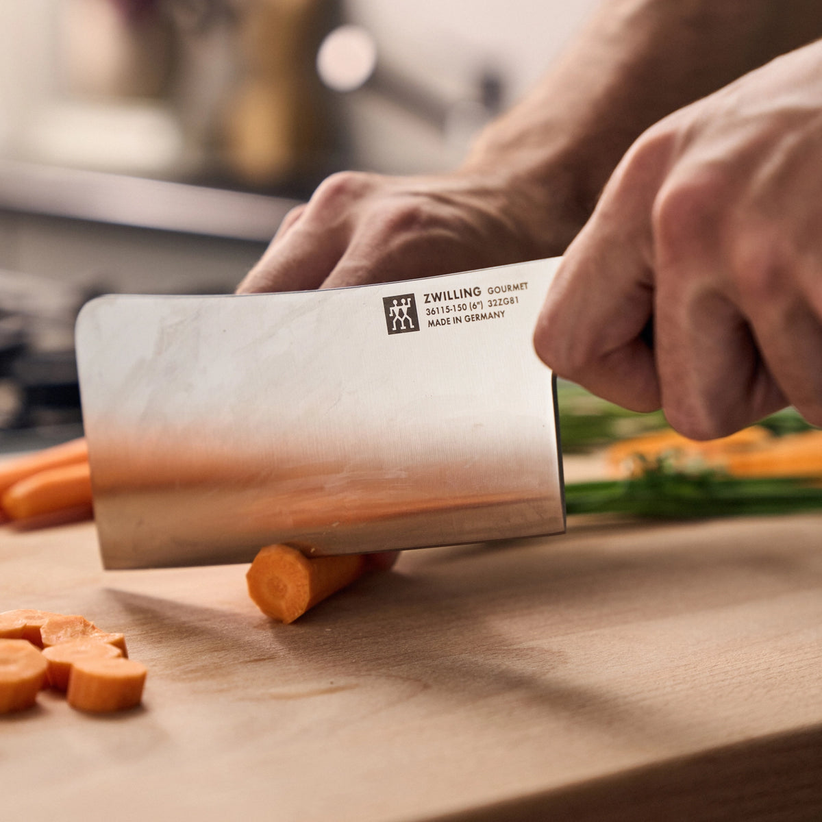 ZWILLING Gourmet Hackmesser, 150 mm in Schwarz präsentiert im Onlineshop von KAQTU Design AG. Küchenmesser ist von Zwilling Kitchen
