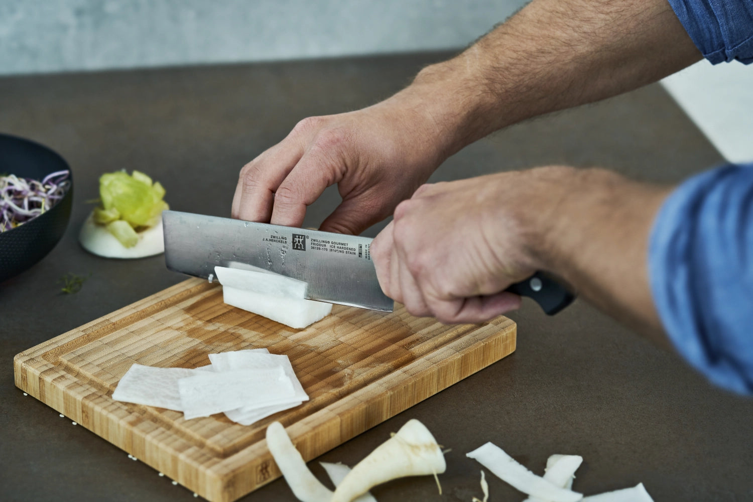 Hochwertiges ZWILLING Gourmet Nakiri Küchenmesser mit 170 mm Klinge, ideal für präzises Schneiden von Gemüse und Kräutern.
