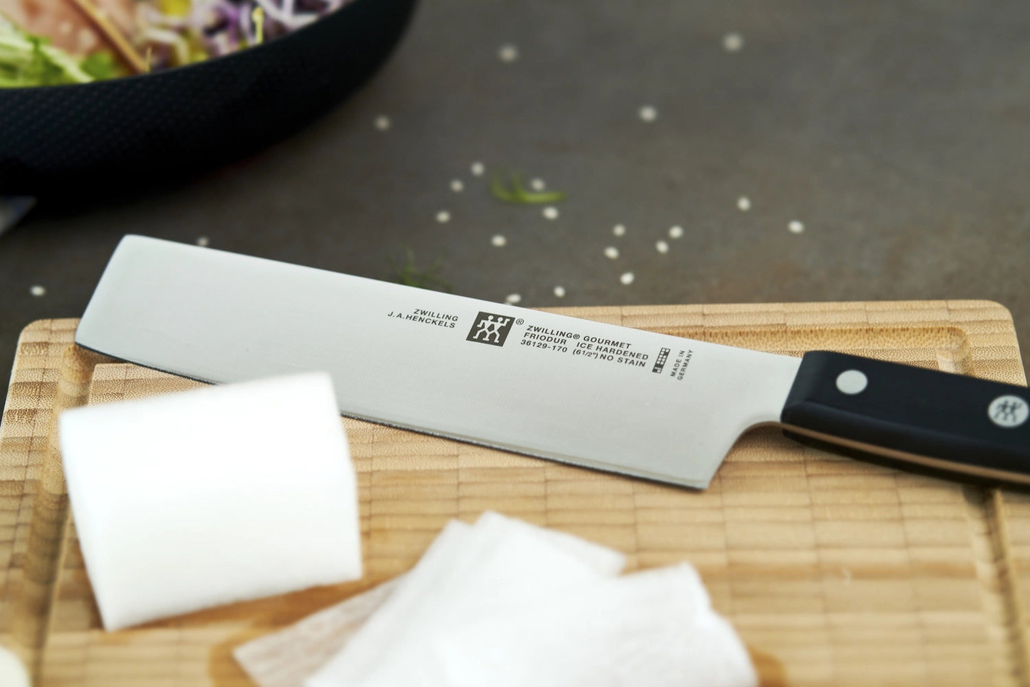 Hochwertiges ZWILLING Gourmet Nakiri Küchenmesser mit 170 mm Klinge, ideal für präzises Schneiden und Zubereiten von Gemüse und Kräutern.