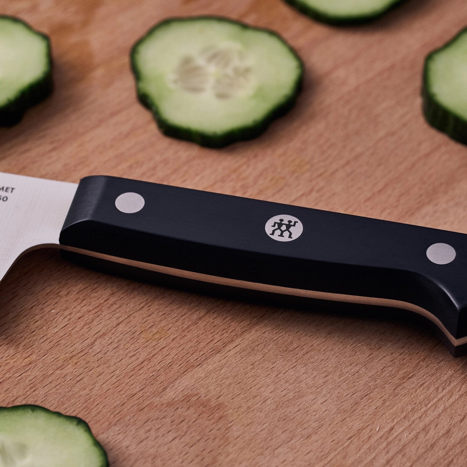 Elegantes ZWILLING Gourmet Nakiri Küchenmesser mit 170 mm Klinge, perfekt für feine Gemüseschneidetechniken und kreative Kochkunst.