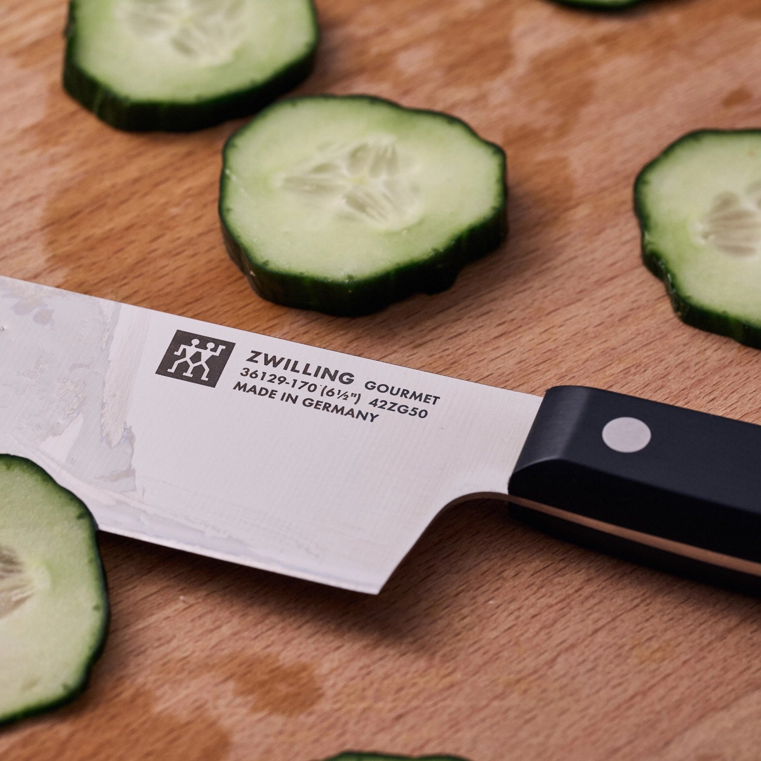 Hochwertiges ZWILLING Gourmet Nakiri Küchenmesser mit 170 mm Klinge, ideal für präzises Schneiden von Gemüse und Kräutern.
