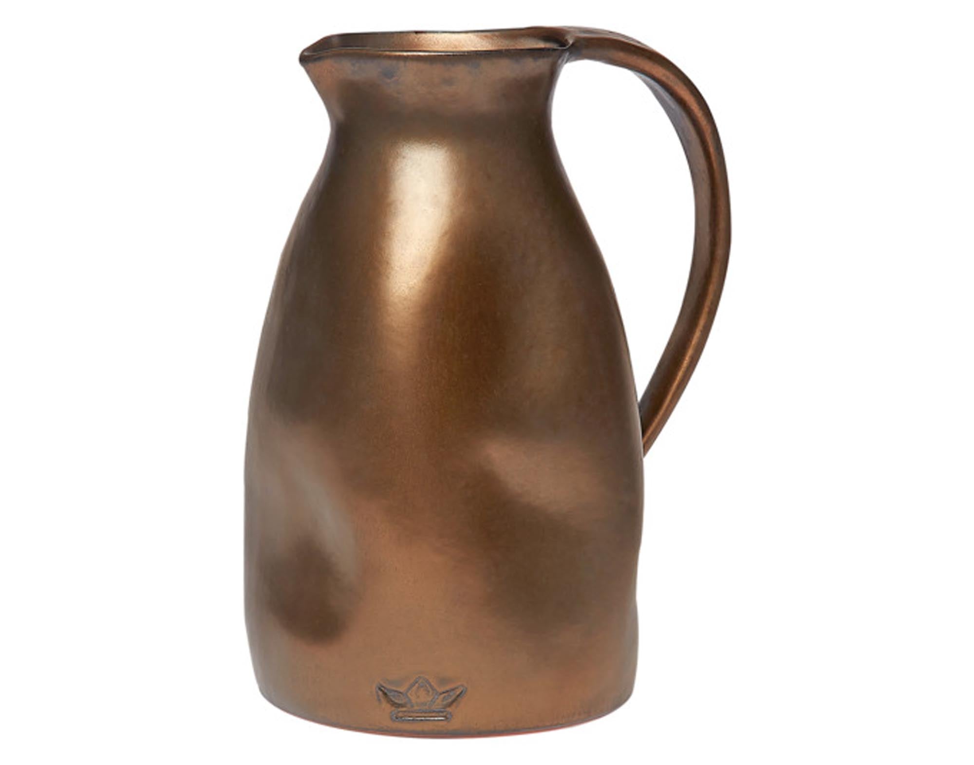 Entdecken Sie den DUTCHDELUXES Krug platin matt (Ø 13,5x24 cm) – stilvolles Design, hochwertige Keramik, perfekte Isolierung für heiße und kalte Getränke.