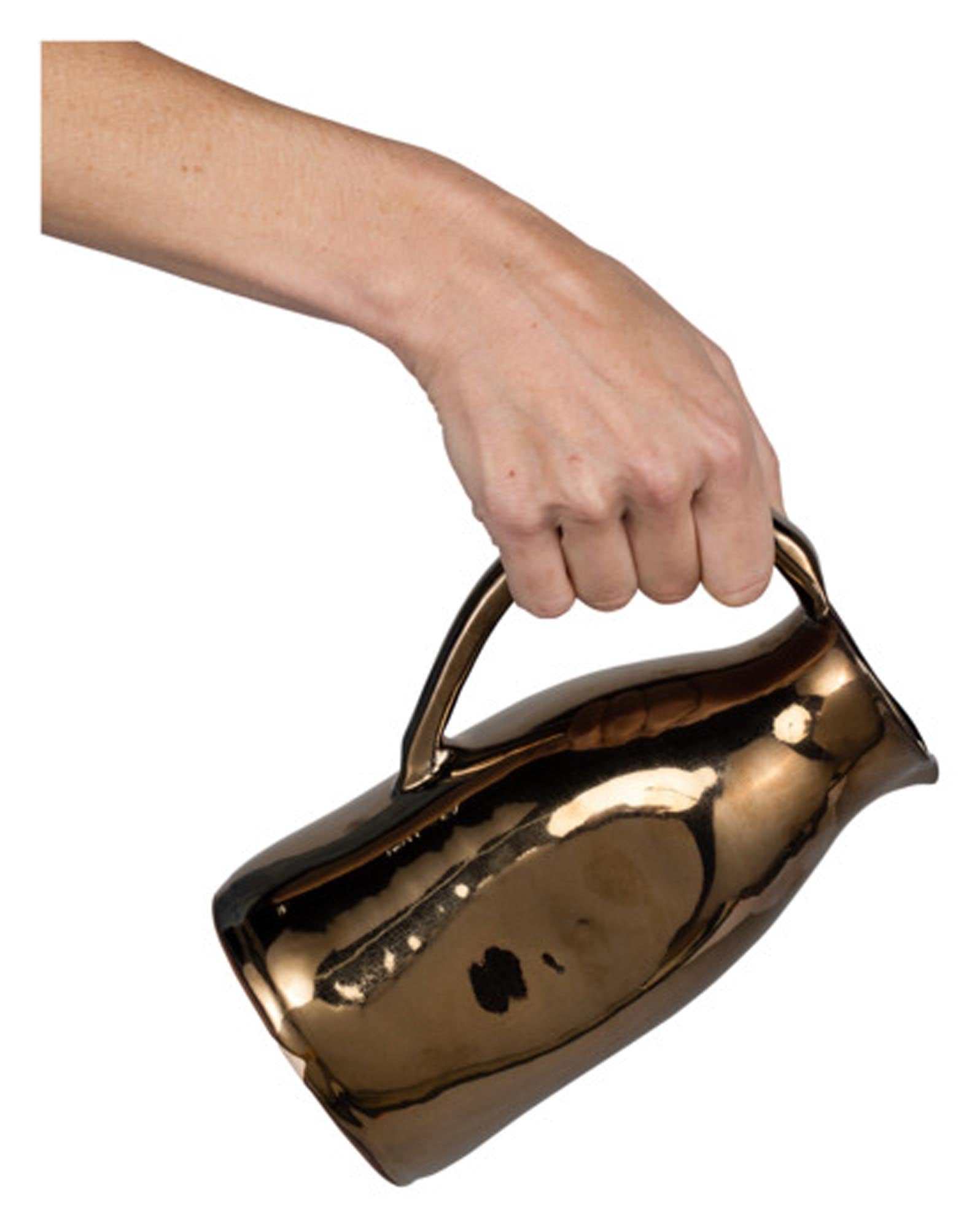 Entdecken Sie den eleganten DUTCHDELUXES Krug in Platin (ø 11x20 cm) – ein stilvolles Accessoire für Ihre Küche, ideal für jeden Anlass.