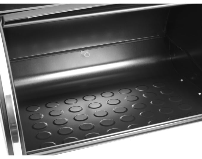 Der BRABANTIA Rollbrotkasten Single in mattem Schwarz ist ideal für kleine Küchen. Mit kompakten Maßen und praktischem Rollmechanismus bewahrt er Brot stilvoll auf.