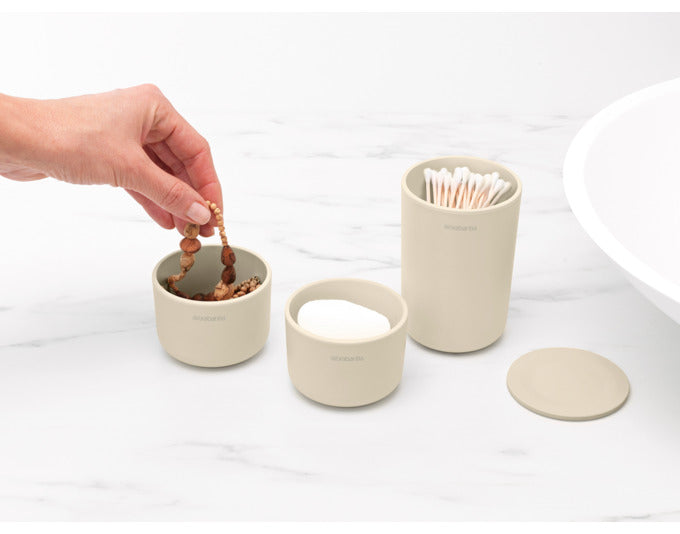 Entdecken Sie das stilvolle BRABANTIA ReNew Aufbewahrungsdosen-Set in soft beige. Praktische, stapelbare Dosen für eine ordentliche und elegante Badezimmerorganisation.