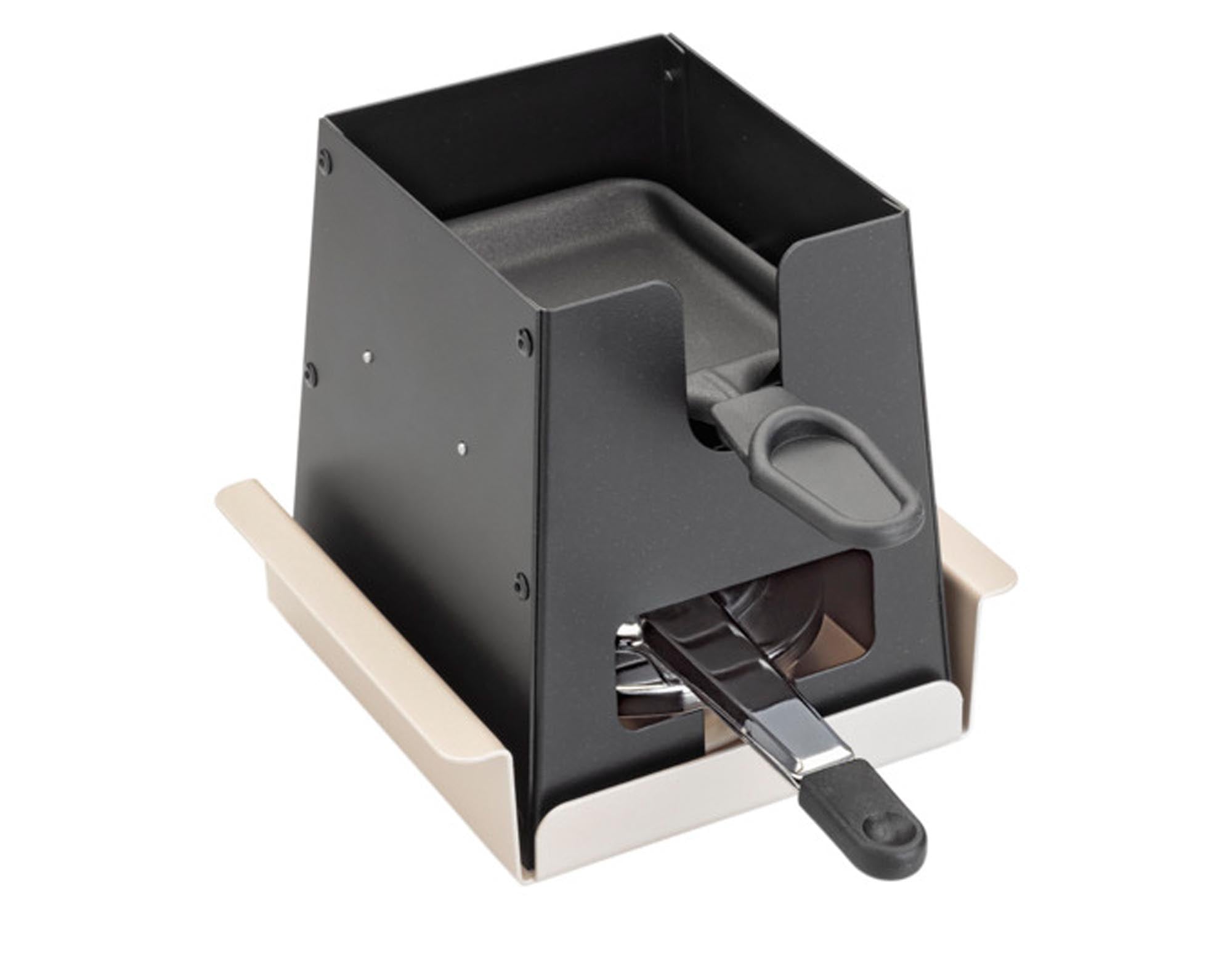 Entdecken Sie das TTM Raclettegerät Vulcano für bis zu 8 Personen. Hochwertige Materialien, gleichmäßige Wärmeverteilung und geselliges Kochen!