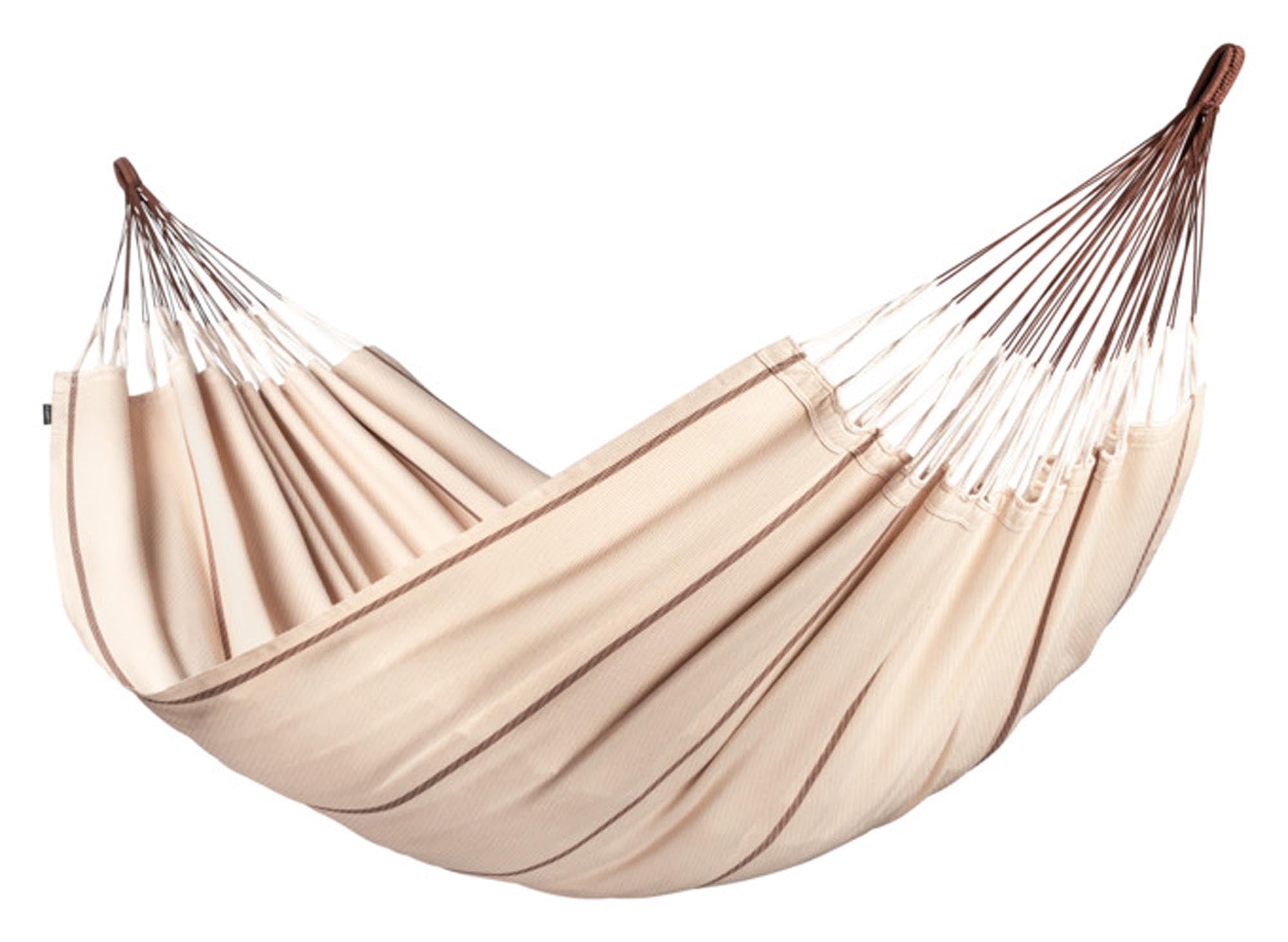 Entspannen Sie in der Hängematte Modesta 180x400 cm von LA SIESTA. Ideal für zwei, aus hochwertiger Baumwolle, pflegeleicht und perfekt für Garten oder Terrasse.