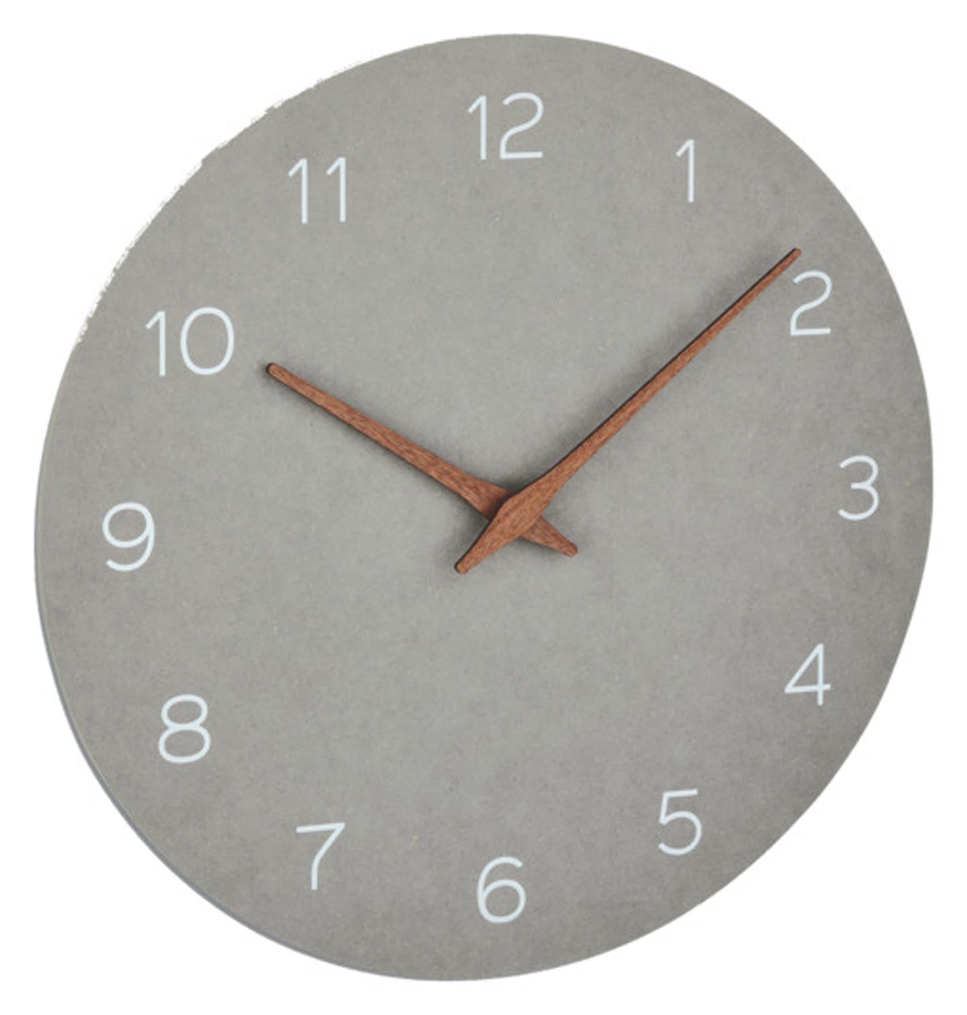 Stilvolle TFA Wanduhr mit Holzzeigern in betongrau. Hochwertige Materialien, minimalistisches Design, ideal für Wohnzimmer, Küche und Büro.