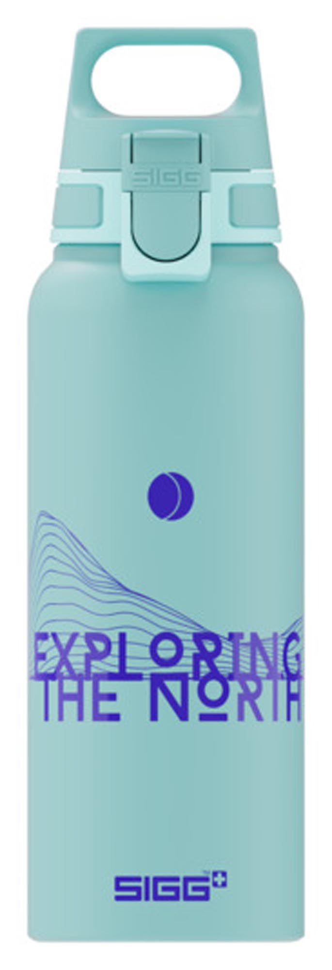 Entdecken Sie die SIGG Trinkflasche Bottle WMB Pathfinder 1 l – ideal für Abenteuer, aus hochwertigem Aluminium, BPA-frei, kratzfest und nachhaltig.