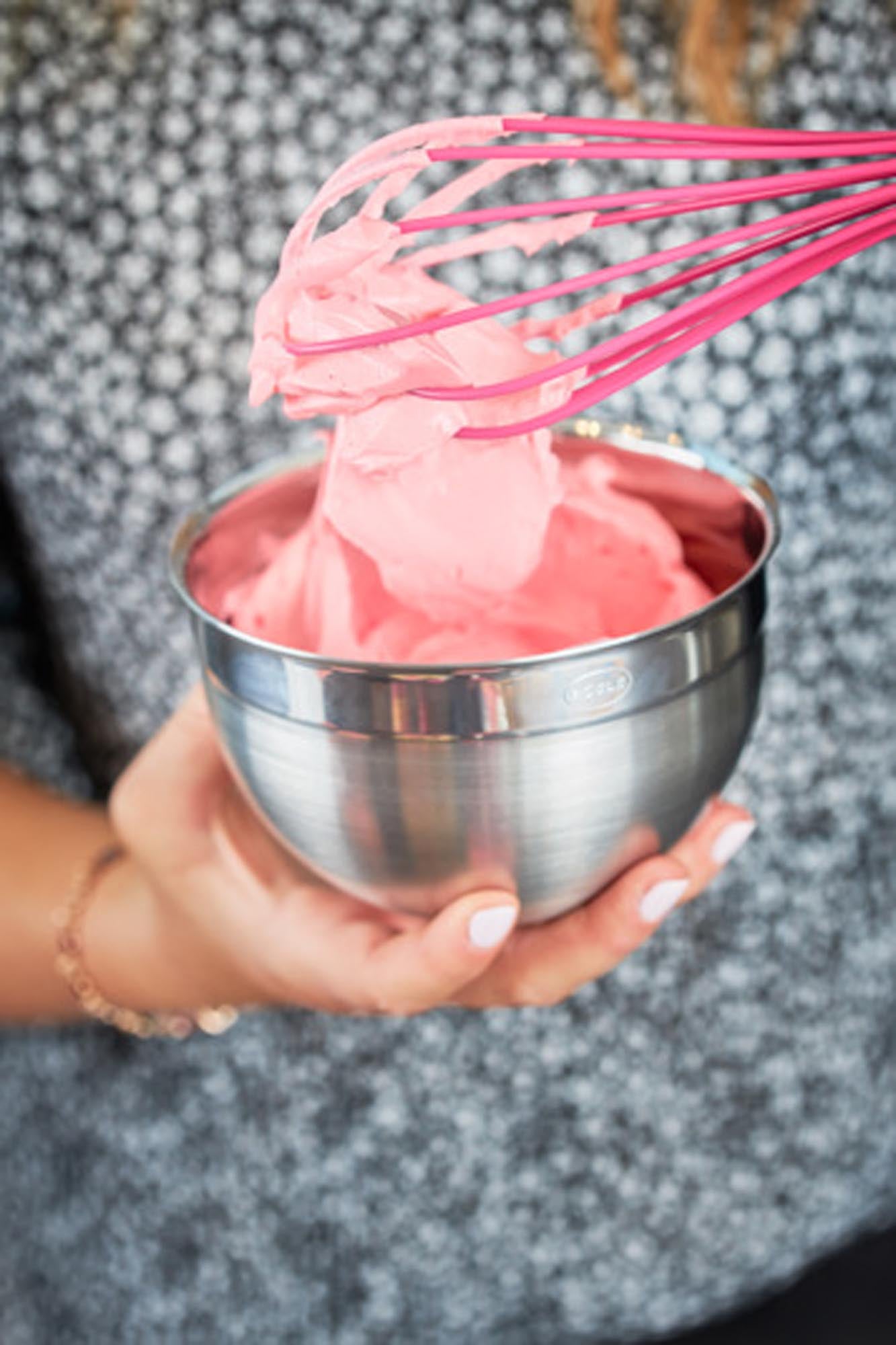 RÖSLE Schneebesen, 12 Drähte, pinkes Silikon, 27 cm, Edelstahl, ergonomisch, spülmaschinenfest, ideal für Eier & Sahne.