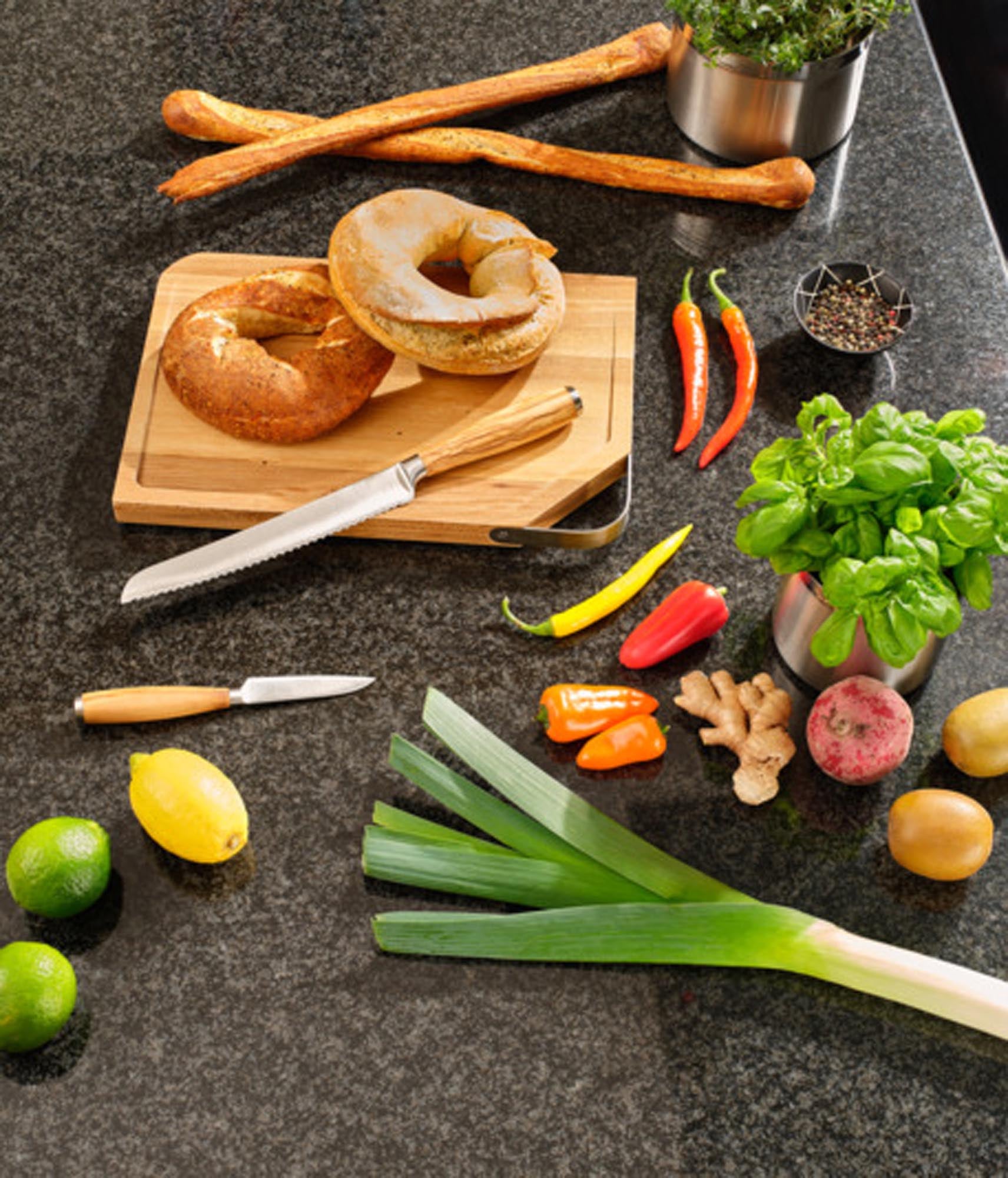 Elegantes Brotmesser von RÖSLE mit scharfer Spezialstahlklinge und edlem Olivenholzgriff – Qualität und Design vereint.