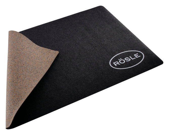 Schützen Sie Ihren Boden beim Grillen mit der RÖSLE Grillunterlage BBQ 120x70 cm. Hitzebeständig, rutschfest und leicht zu reinigen!