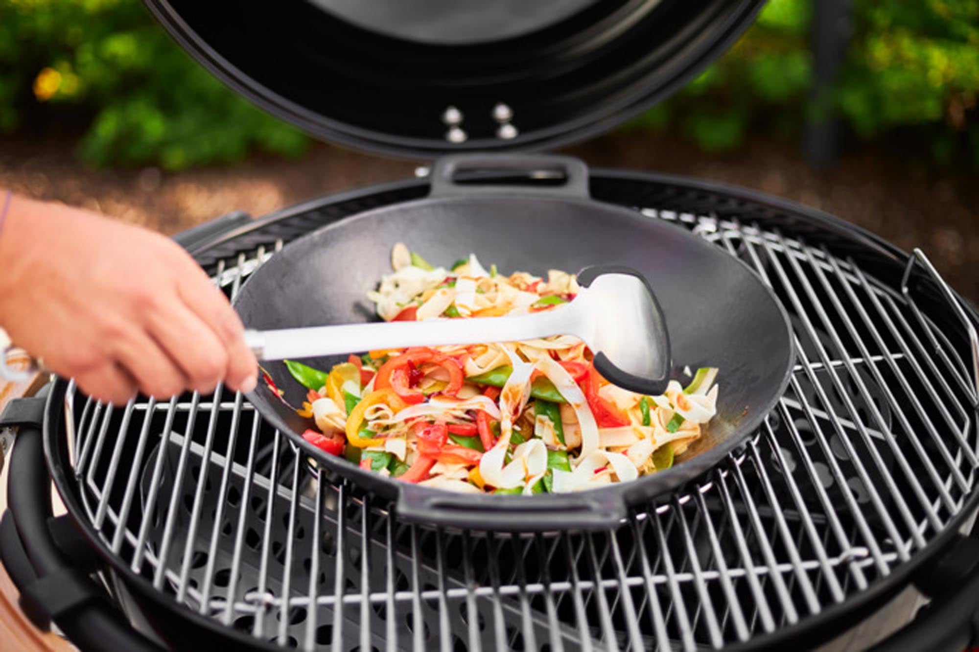 Der RÖSLE Woklöffel BBQ 40 cm: robust, rostfrei, mit Silikonbeschichtung für kratzfreies Grillen im Wok. Perfekt für präzises Wenden.