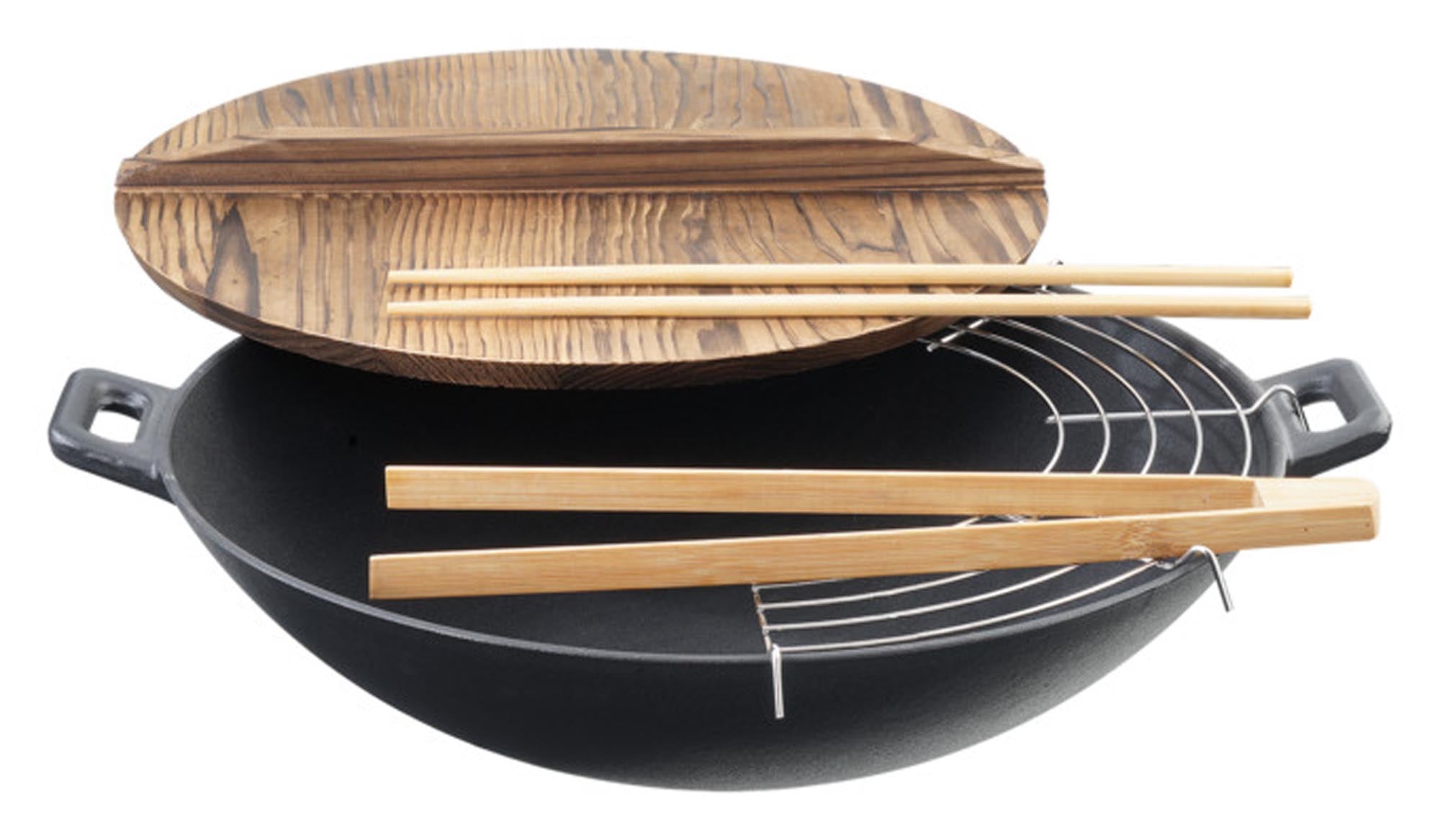 Entdecken Sie den 30 cm Wok aus Gusseisen mit Holzdeckel von EVA COLLECTION. Ideal für Wok-Gerichte, langlebig und pflegeleicht.