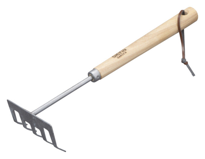 Entdecken Sie den SIENA GARDEN Kleinrechen Isyplant mit 5 Zinken (12 cm) – ideal für präzise Gartenpflege und enge Beete. Robuste Materialien und ergonomisches Design garantieren Langlebigkeit und Komfort.