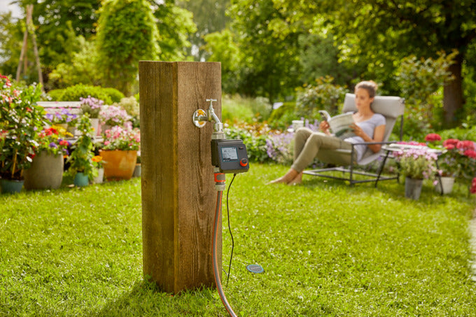 Optimale Gartenbewässerung mit der GARDENA Bewässerungssteuerung und Sensor. Effizient, wassersparend und individuell anpassbar für gesunde Pflanzen.
