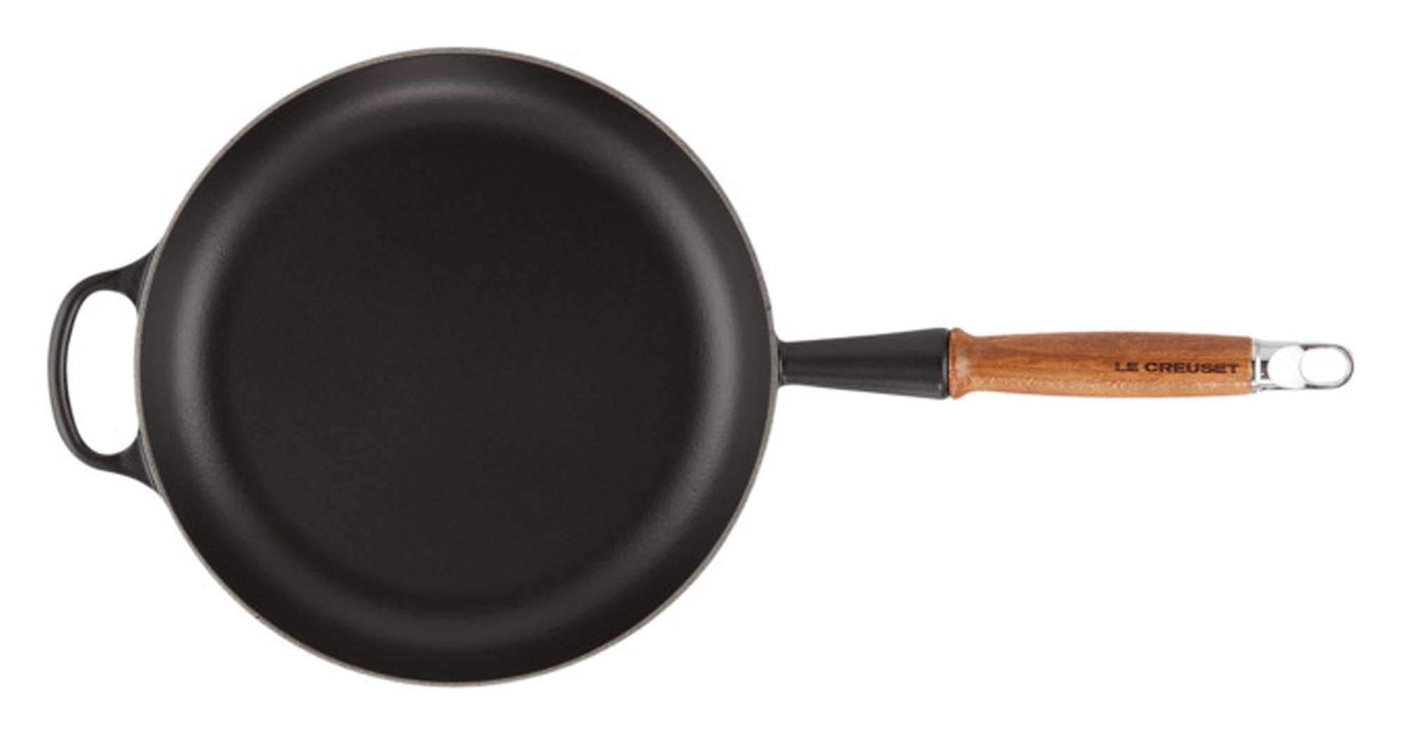 Entdecken Sie die LE CREUSET Bratpfanne schwarz (ø 26 cm) aus robustem Gusseisen. Ideal für gleichmäßiges Braten und Anbraten, pflegeleicht und stilvoll.