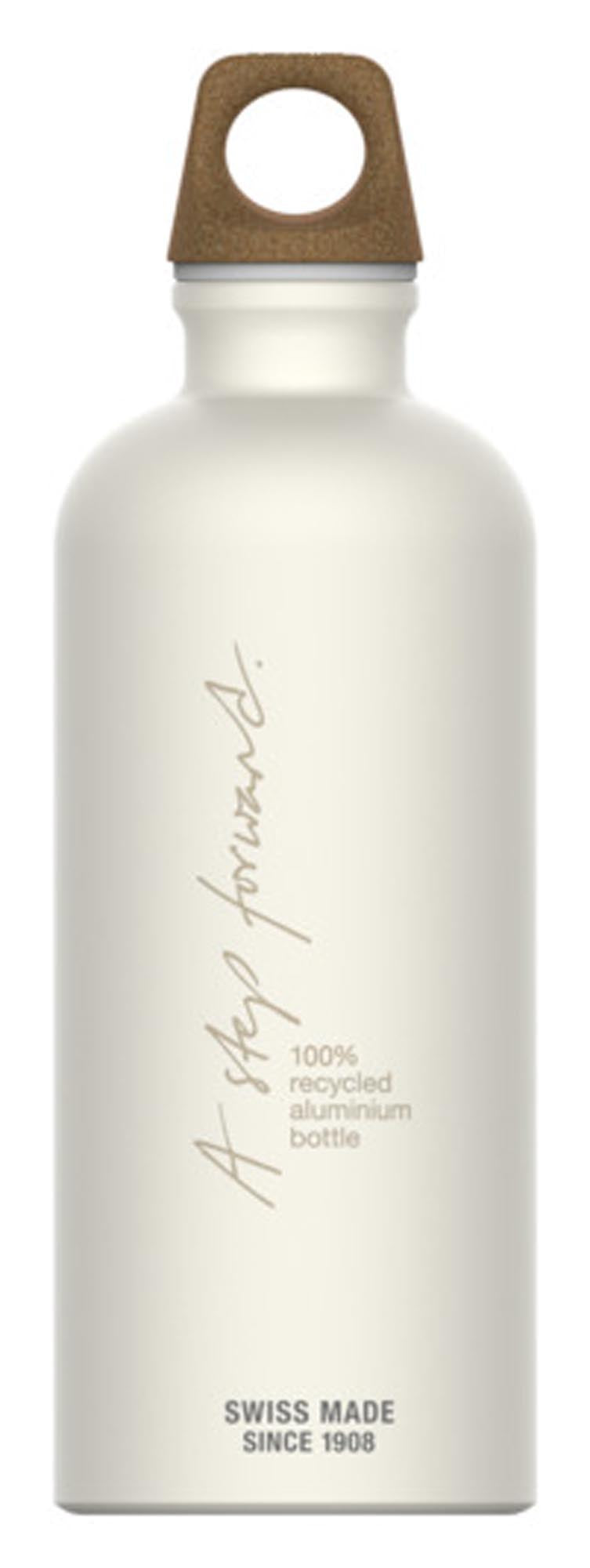 Entdecken Sie die SIGG Traveller Bottle MyPlanet Forward Plain 0.6 l – nachhaltig, leicht, BPA-frei und ideal für Sport und Büro. Perfekt für umweltbewusste Genießer!