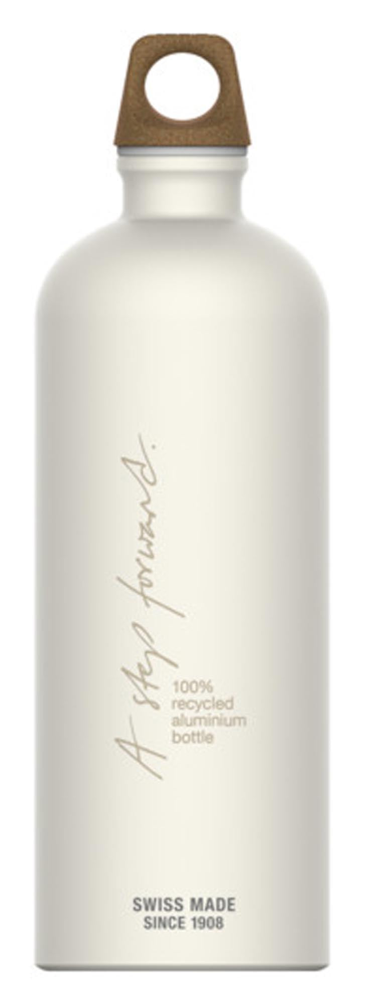 Entdecke die SIGG Traveller Bottle MyPlanet Forward Plain 1 l – die perfekte, nachhaltige Trinkflasche für Outdoor-Aktivitäten und Alltag.