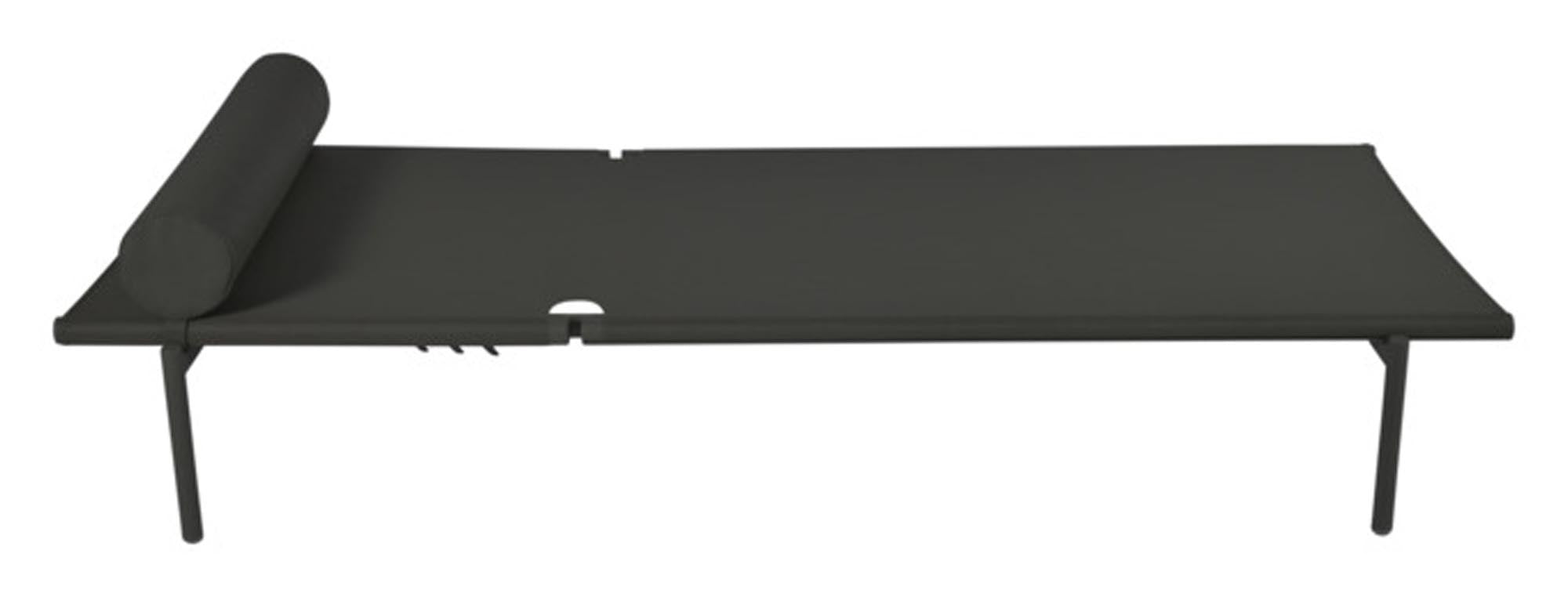 Entdecken Sie den stilvollen Raben Becher in Grau aus Steingut von Bloomingville. Perfekt für Kaffee, Tee und als dekoratives Element.