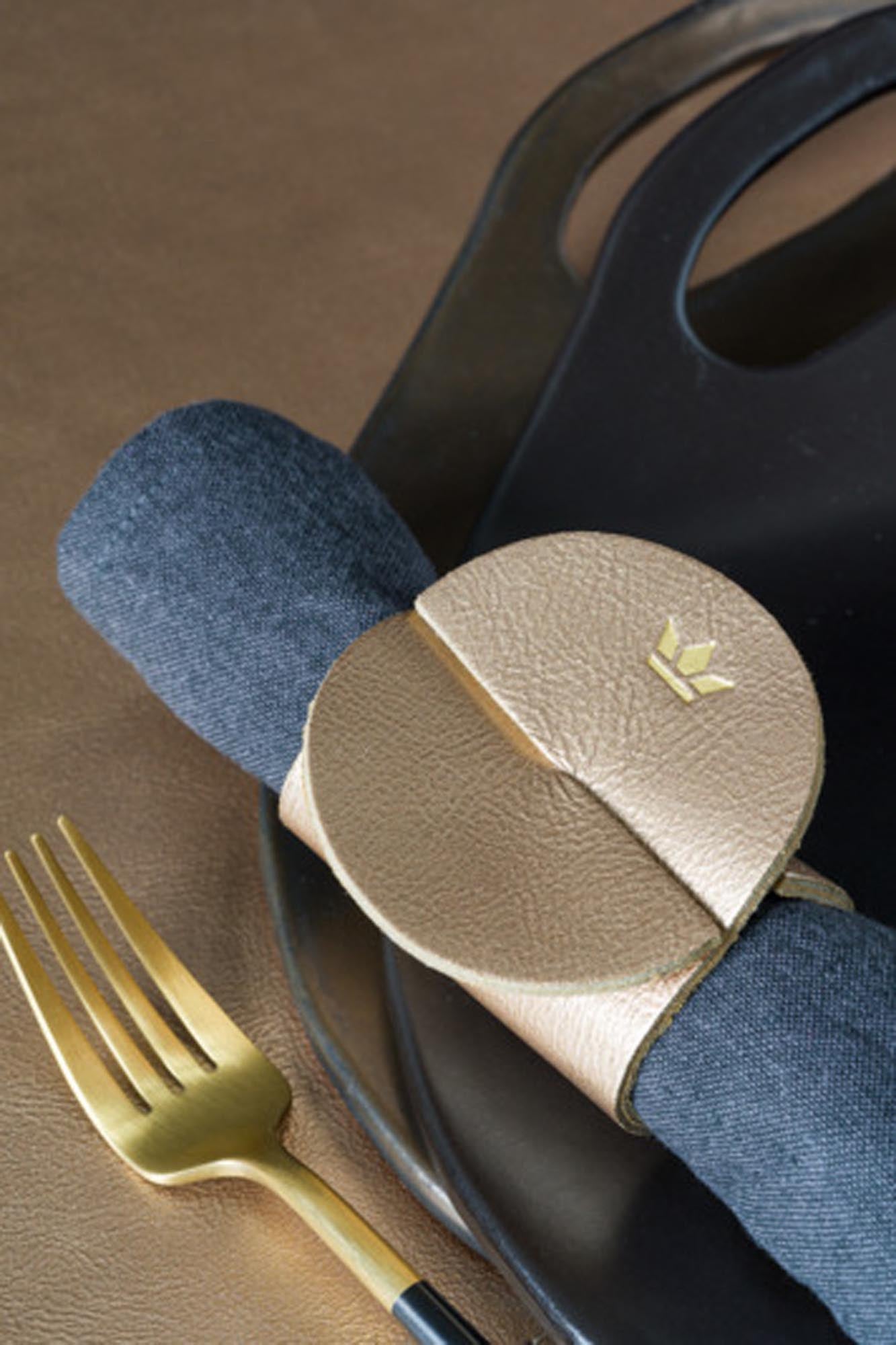 DUTCHDELUXE Serviettenringe 4 Stück vintage cognac in präsentiert im Onlineshop von KAQTU Design AG. Serviettenhalter ist von DUTCHDELUXES